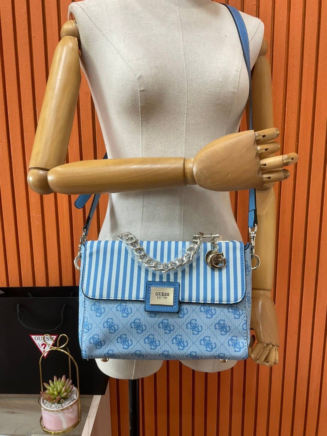 ราคาปังปิ๊นาศ (!!) มากแม่ 💕 GUESS Candace Top Handle Flap Bag กระเป๋าสะพาย Crossbody / คล้องแขน ถือออกงานได้ ทรงน่ารัก จากแบรนด์ GUESS สวยอยู่ทรง ขนาดกำลังดี น้ำหนักเบา ด้านหน้ามีโลโก้แบรนด์อะไหล่ทอง มีอะไหล่โซ่ห้อยด้านหน้าสามารถคล้องแขนและถือได้ 