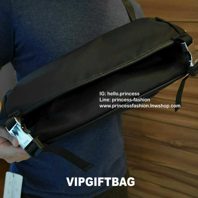 PRADA VIP GIFT NYLON CROSSBODY BAG สำหรับท่านผู้ชาย กับกระเป๋าสะพายข้าง ทรงสวย ใบใหญ่ วัสดุผ้า nylon คุณภาพดี กันน้ำ100% มาพร้อมป้ายโลโก้แบรนด์โลหะ ตอบโจทย์ทุกไลฟ์สไตล์ ตัวกระเป๋าอะไหล่เงินมีช่องซิปด้านนอก2ช่อง ด้านในมีช่องซิป และช่องใส่ของหลายช่องใส่ของไ
