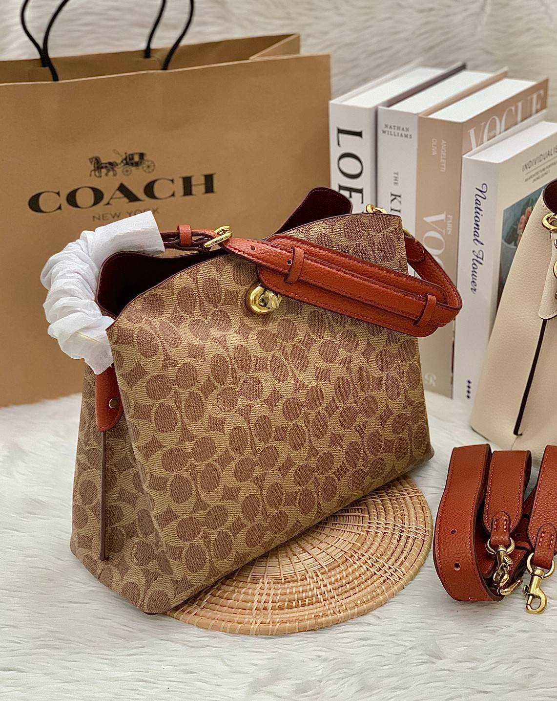 COACH WILLOW SHOULDER BAG ((C2745//C2590//C2621)) พร้อมส่งที่ไทย รุ่นแนะนำค่ะ🔥🔥 🔺กระเป๋าหิ้ว//คล้องไหล่//สะพายข้าง สุดคุ้ม! หนังแท้ชั้นดี ได้ไปหลงรักแน่นอนค่ะ หนังสวยมากๆ😘 🔺ตัวกระเป๋าแบ่งเป็นสองช่องหลัก ด้านนึงเป็นแ