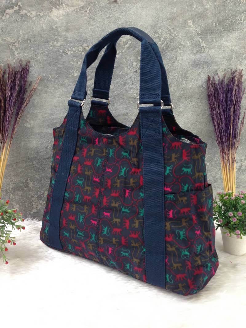 Kipling รุ่น Cicele กระเป๋าสะพายไหล่ใบใหญ่ สวยน่ารัก ตัวกระเป๋าด้านในเป็นช่องโล่งแบบปิดเปิดด้วยซิป มีช่องซิปด้านใน ด้านข้างกระเป๋า มี 2 ช่อง ปิดเปิด ด้วยเทป พร้อมที่ใส่โทรศัพท์ ปากกา และ MP 3 ในส่วนด้านใน และ ด้านข้างกระเป๋า ซ้าย-ขวา เป็นช่องขนาดเล็กสำหรั