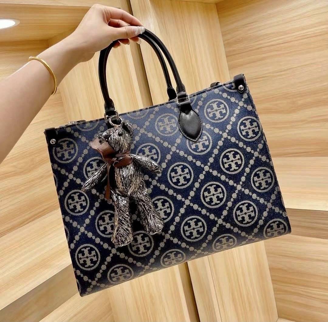 กระเป๋าถือ หรือสะพาย TORY BURCH มาใหม่ล่าสุด จุใจคนสัมภาระเยอะ งานสวยตั้งอยู่ทรง น้ำหนักเบาค่ะ ดีไซต์เก๋มาพร้อมพวงกุญแจตุ๊กตาน้องหมี น่ารักมากมาย