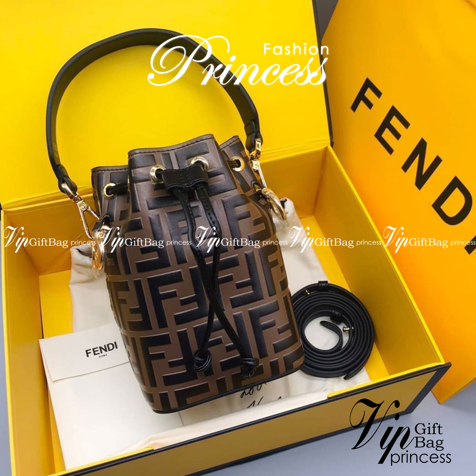 Ori Fendi MonTresor mini Bucket Bag 12cm กระเป๋าถือหรือสะพายข้าง วัสดุหนังแท้ทรงขนมจีบ ลายแบรนด์ อะไหล่ทองหรูหรา จุของได้เยอะ ตั้งอยู่ทรง ด้านในโล่ง มี2สาย สายสั้น+ยาว ถอดสายได้ Crossbody ได้ สายยาวปรับระดับได้ คุ้มสุดๆ ใบนี้ไม่ควรพลาดค่ะ ดาราเซเลปใช้กันเ