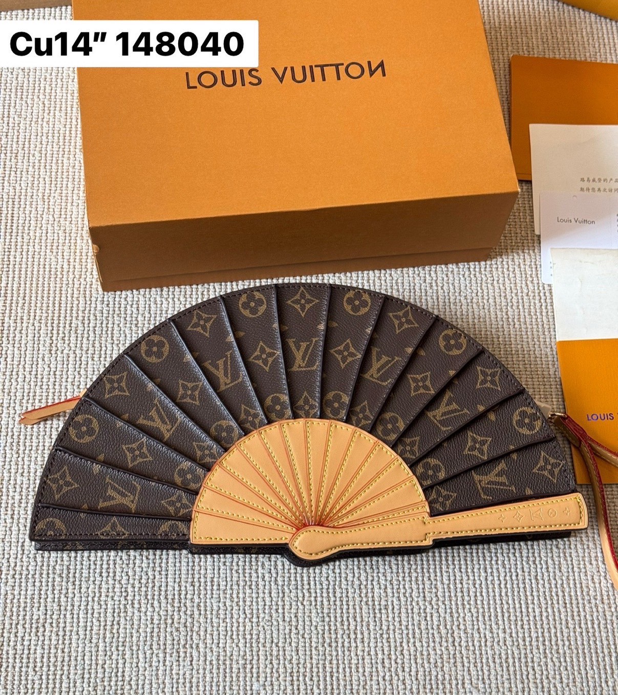 LV Fan Bag กระเป๋าสะพายดีไซส์รูปพัด ใหม่ล่าสุด โดดเด่นไม่เหมือนใคร เปิดตัวบนรันเวย์แฟชั่นโชว์คอลเลกชันประจำฤดูกาล Spring-Summer 2025 ตกแต่งดีเทล Monogram Flower