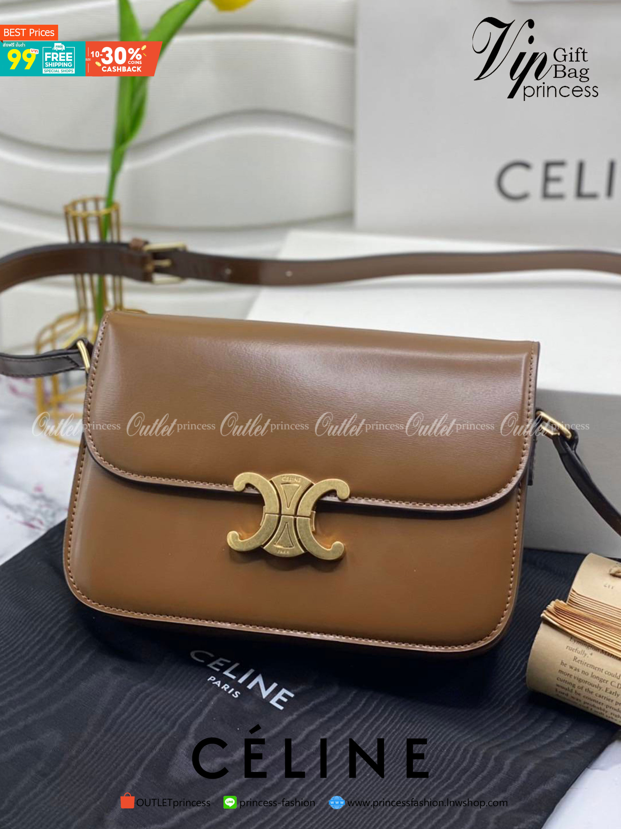 หนังแท้ CELINE TRIOMPHE CROSSBODY BAG ดีไซน์ยอดนิยมสไตล์สาว LISA ทรงสี่เหลี่ยมหนังสวยหรูอยู่ทรงเปิดปิดด้วยฝาปิดโลโก้แบรนด์อะไหล่ทอง ภายในมีช่องหลัก ช่องย่อย และช่องซิป สามารถใส่มือถือของใช้จุกจิกได้เยอะ มาพร้อมสายสะพายหนังยาวปรับระดับได้ จะสะพายไหล่ CROSS