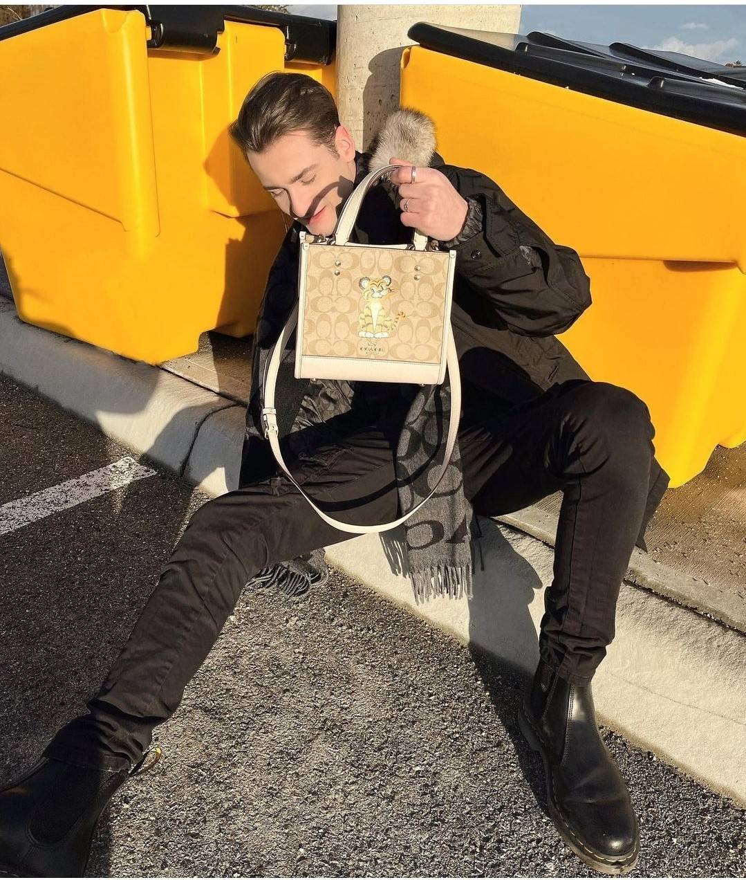 COACH C7001 DEMPSEY TOTE 22 IN SIGNATURE CANVAS WITH TIGER 🐯🐯 คอลเลคชั่นฉลองปีเสือต้องมาจ้า กับรุ่นคลาสสิค กระเป๋าทรงโท้ท ขนาดน่ารักน่าใช้มากๆ ดีไซน์น้องเสือจิ้มลิ้มดึงดูดสายตามากๆ ฟังก์ชั่นการใช้งานสะดวก มีทั้งสายคล้องในตัว และสายครอสบอดี