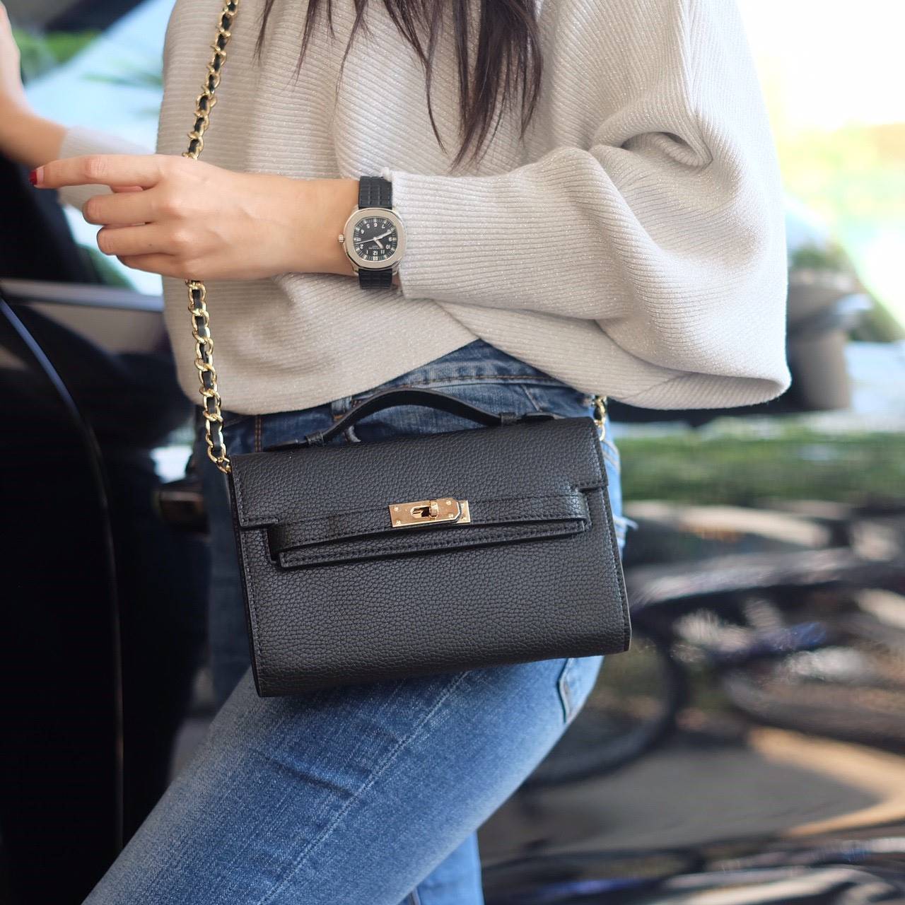 KEEP • Ellis • กระเป๋า คลัช ถือ //สะพาย ขนาด กะลังดี ทรงสวย แค่ใบเดียวจบ! หนังคุณภาพเยี่ยม ภายใน จุของคุ้ม ใส่บัตร ใส่มือถือได้ทุกรุ่น ใบนี้ จะแต่งกับ Look ไหนก้อเข้ากันได้ดีแน่นอนค๊า Don't miss!! หนังลายสวยมาก นิ่มมือ ภายในใส่ของจุกจิก 2 ด้านเลย สาม