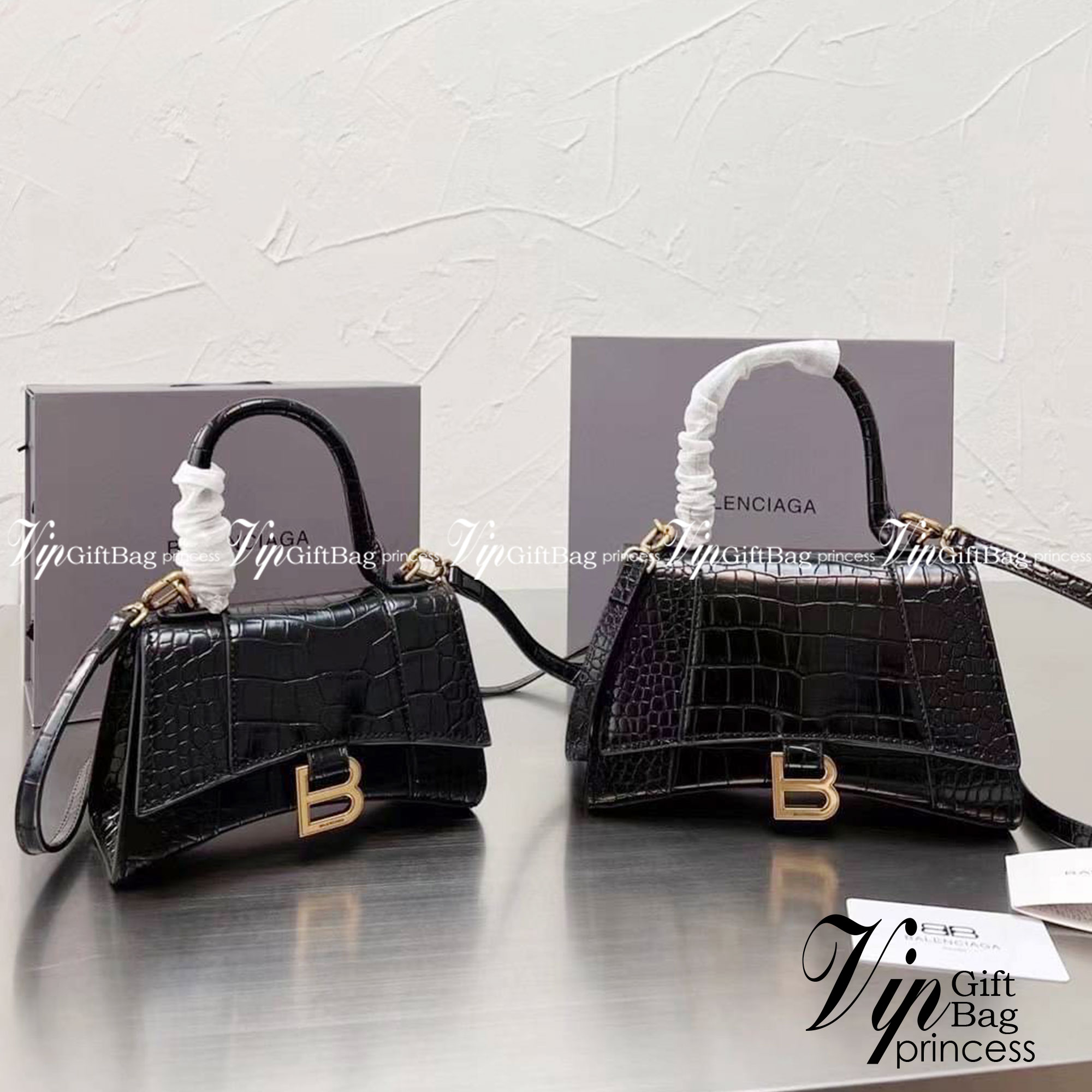 BALENCIAGA Hourglass BAG XS S / BALENCIAGA Hourglass Crocodile embossed calfskin กระเป๋าสะพายแบรนด์หรูซิกเนเจอร์ใบล่าสุด ที่มาพร้อมดีไซน์โดดเด่น มีความโฉบเฉี่ยว โค้งมนเหมือนพระจันทร์เสี้ยว เพิ่มความโดดเด่นสะดุดตาด้วยการตกแต่งอักษร B เมทัลลิก ที่เป็นเอกลัก