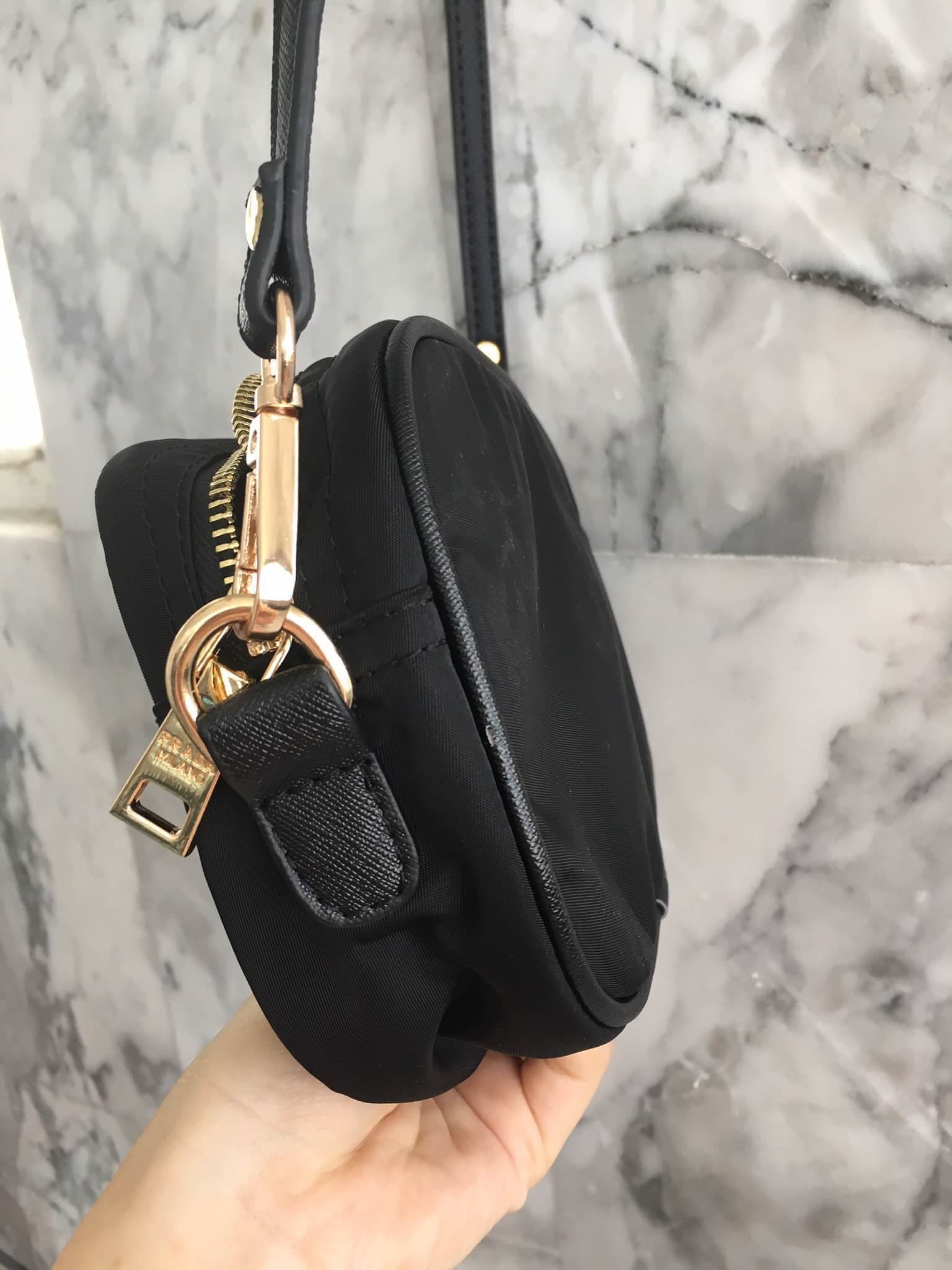 งานพรีเมี่ยมกิ้ฟ จากเคาเตอร์ต่างประเทศคะ ได้ กระเป๋าclutch & shoulder bag จากแบรนด์ Prada มาค่า เป็นกระเป๋าผ้า ไนล่อน น้ำหนักเบา สวยหรู ตามแบบฉบับของแบรนด์เลย ตัวกระเป๋าขนาดกำลังดี ใส่มือถือได้ทุกรุ่น สามารถเก็บสายถือเป็นคลัชออกงานได้คะ หรือ สะพายข้างได้ 