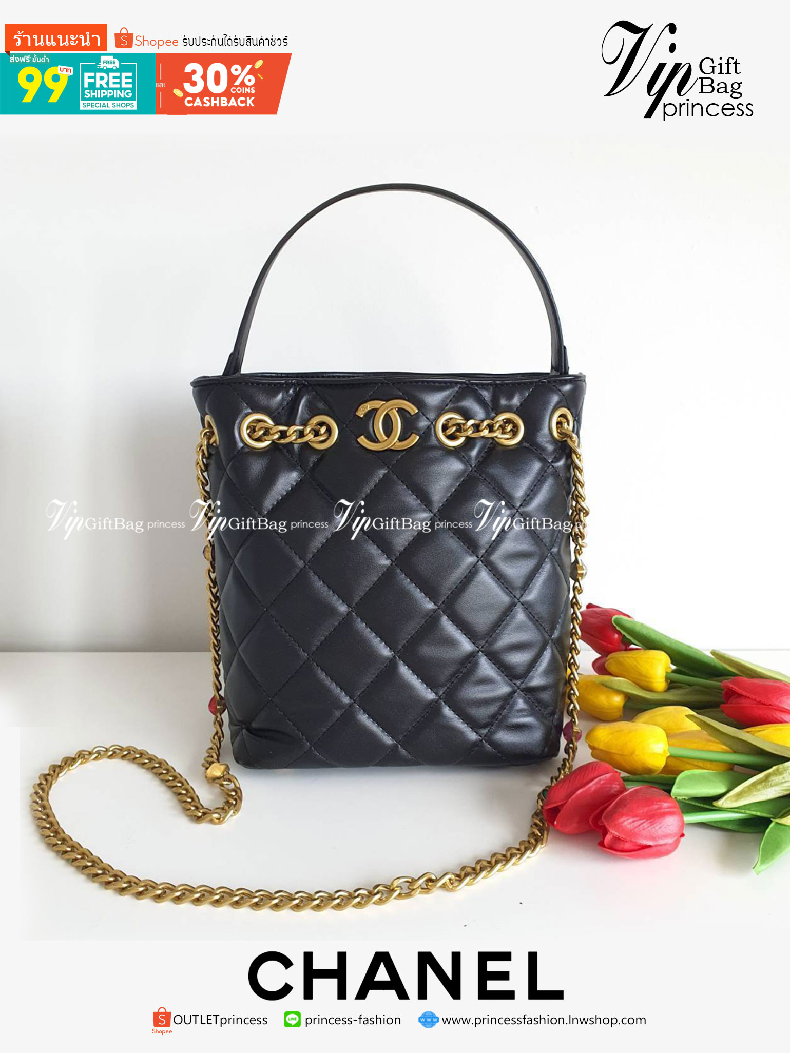 กระเป๋าทรงขนมจีบหรู จากงาน CHANEL VIP GIFT(GIFT WITH PURCHASE) จากเคาเตอร์ต่างประเทศ จากแบรนด์ CHANEL ลายหนังเรียบเงา อะไหล่ทองเข้มวินเทจ ด้านหน้าประดับโลโก้แบรนด์สีทอง เปิดปิดด้วยหนังคาดกระดุมแม่เหล็ก มาพร้อมช่องซิปอีกหนึ่งช่อง มาพร้อมสายโซ่ยาวประดับกิมม