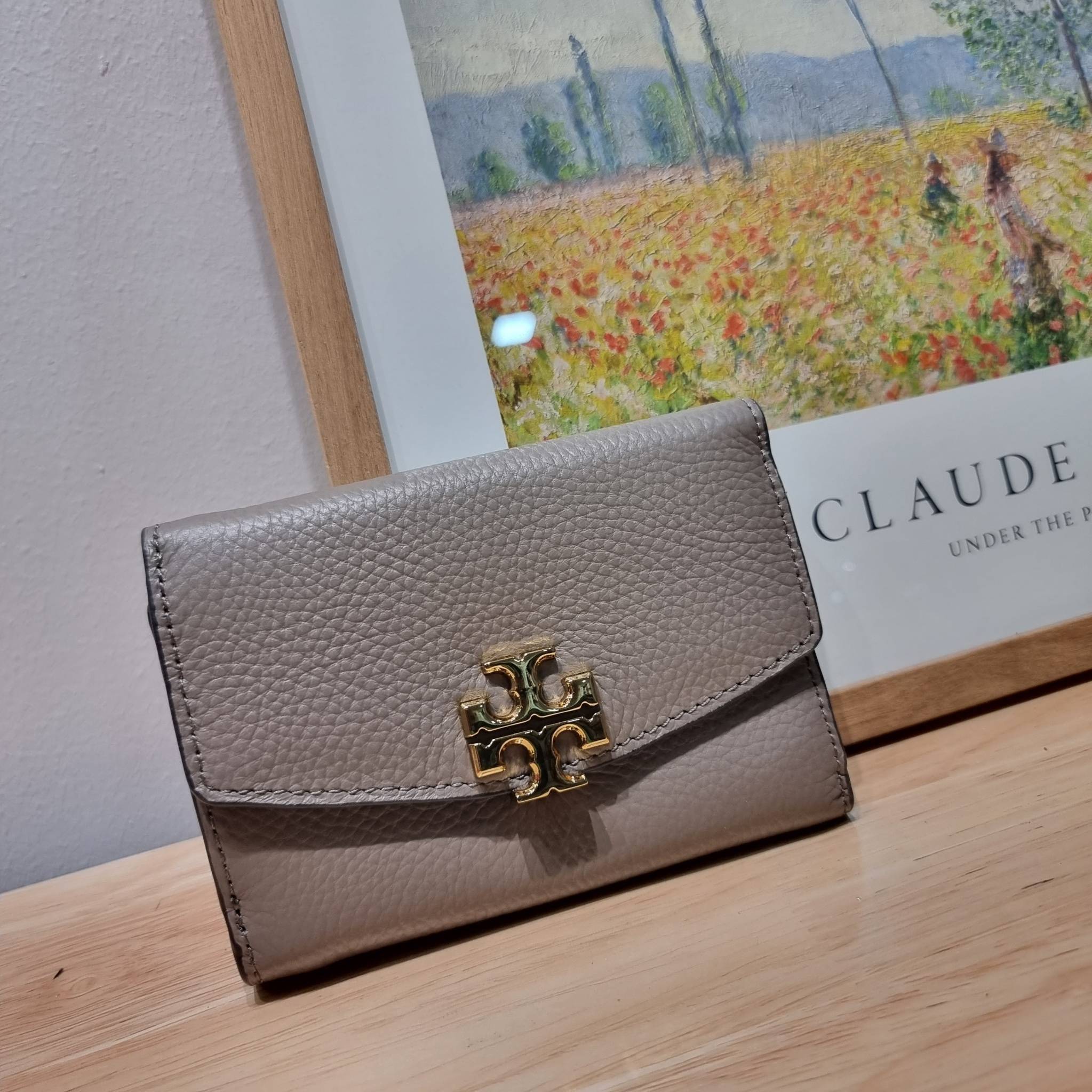 TORY BURCH KIRA MIXED MATERIALS MEDIUM FLAP WALLET กระเป๋าสตางค์ใบกลาง รุ่นยอดนิยม ดูหรูหรา ดูแพง ดีไซน์คลาสสิค ขนาดกำลังพอเหมาะ