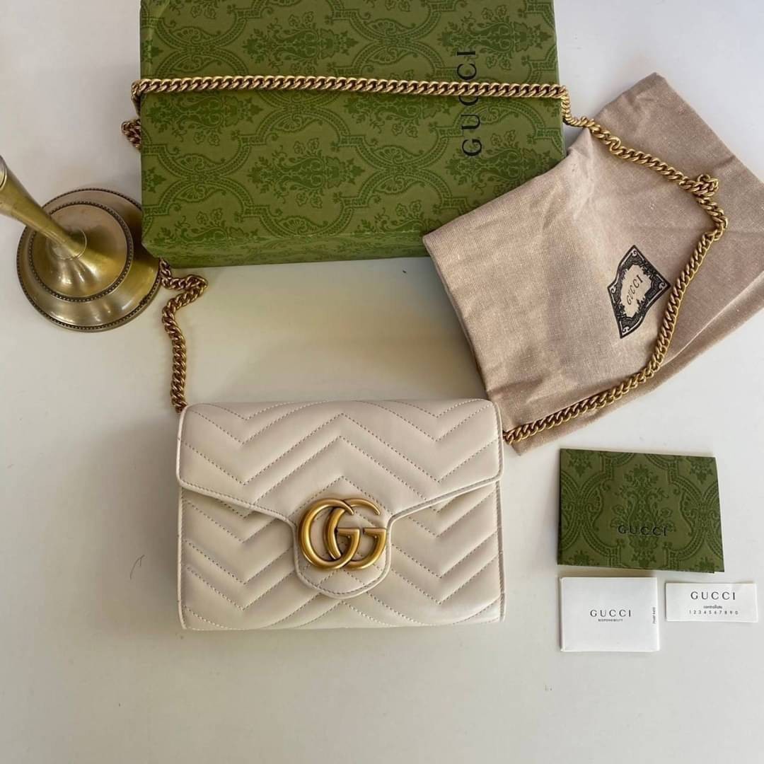 GUCCI Marmont Wallet on chain Leather / GG Marmont Chain Wallet เกรดเทพออริจินอล หนังแท้ งานสวยน่ารักมาก ใส่โทรศัพท์ได้ทุกรุ่น หนังวัวแท้นิ่มมาก ใส่การ์ด ใส่บัตร ได้เยอะมากๆ ฝ่าปิดแบบกระดุมใช้งานง่าย *กระดุมมีโลโก้ Gucci * งานสวยละเอียดยิบย่อยทุกจุด ภาพถ่