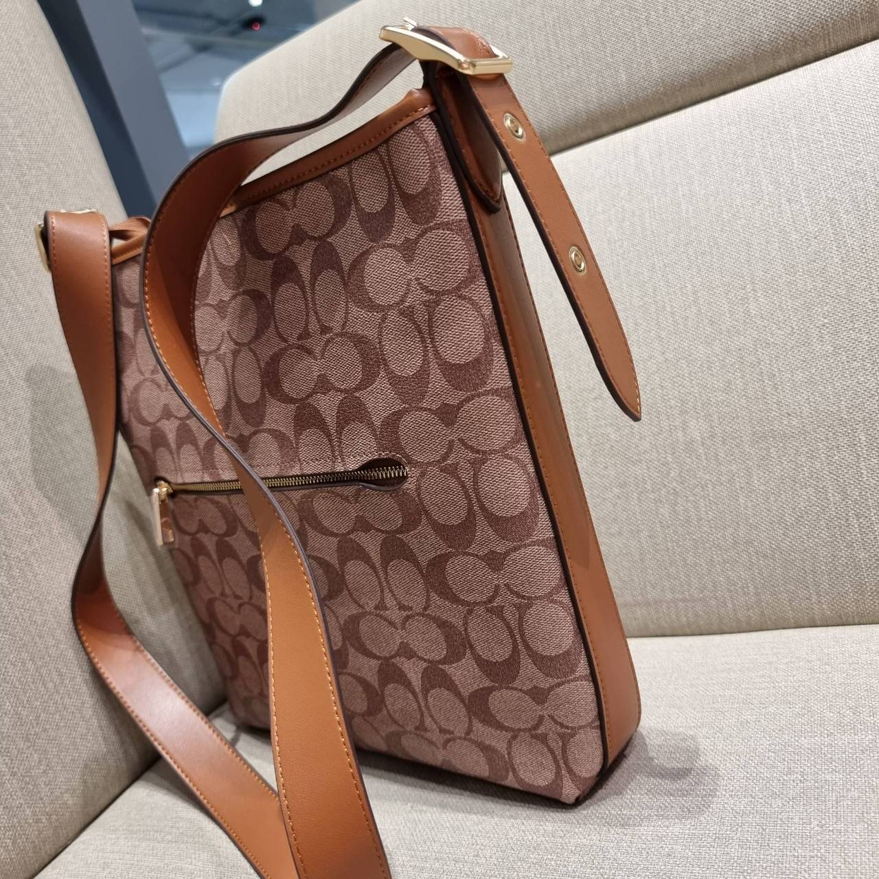 COACH C5641 VAL DUFFLE IN SIGNATURE CANVAS WITH STRIPE ใหม่ล่าสุด กระเป๋าทรงดัฟเฟิล คอลเลคชั่นยอดฮิต สวยโดดเด่น ทรงกระเป๋าไม่ซ้ำใคร แถมยังใส่ของได้จุใจไปอีก วัสดุหนังแคนวาสคุณภาพดี สลับหนังแท้ ด้านหลังมีช่องซิป กระเป๋ามีช่องซิปหลัก ภายในโล่งกว้าง สายสะพาย