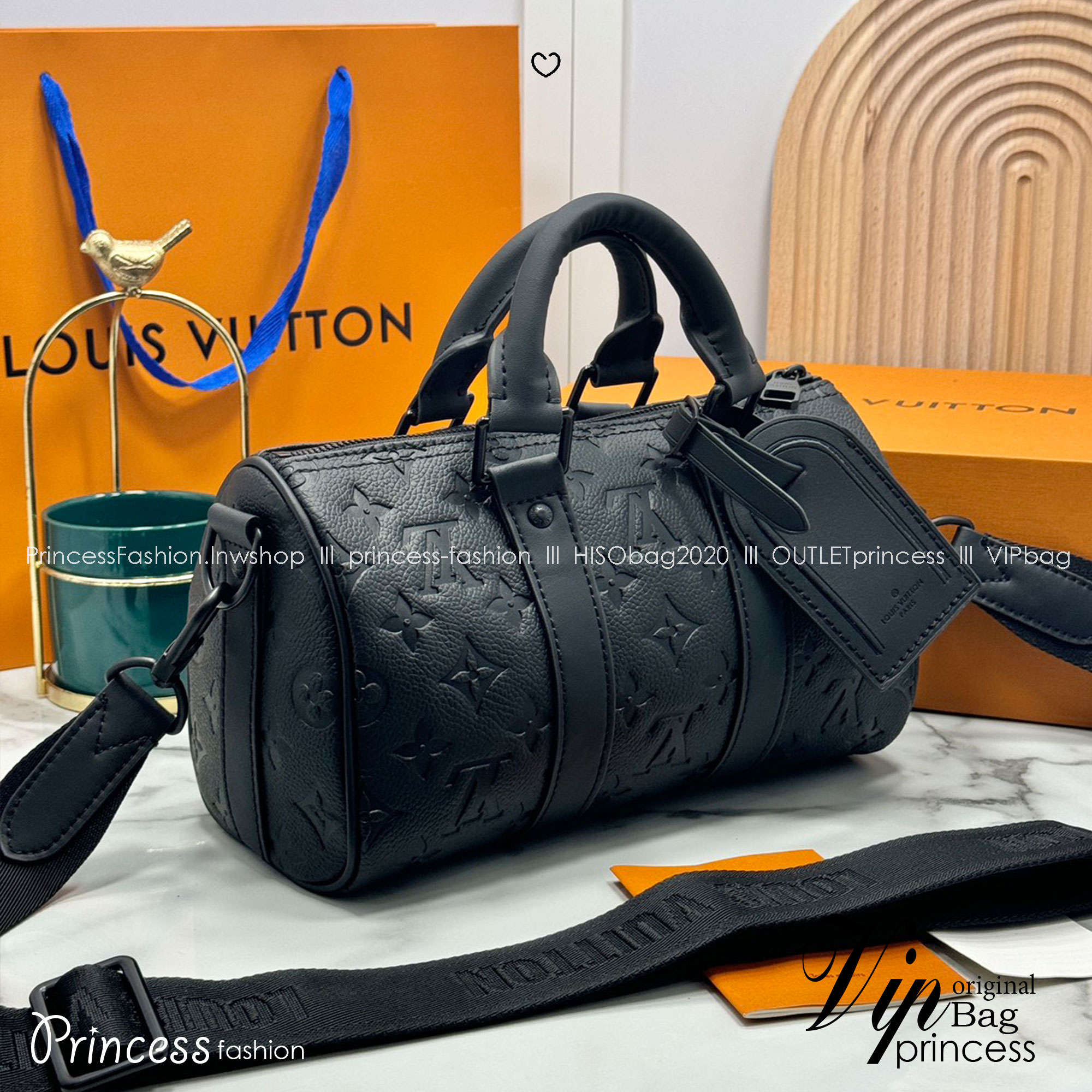 TOP ORI หนังแท้ | LV Keepall Bandoulière 25 กระเป๋าสะพายทรงหมอนสุดไอคอนิก หนังแท้ Taurillon ลายเกรน ฉลุลายโมโนแกรมสวยหรูคลาสสิก โทนสีหรูหราเข้ากันอย่างลงตัว