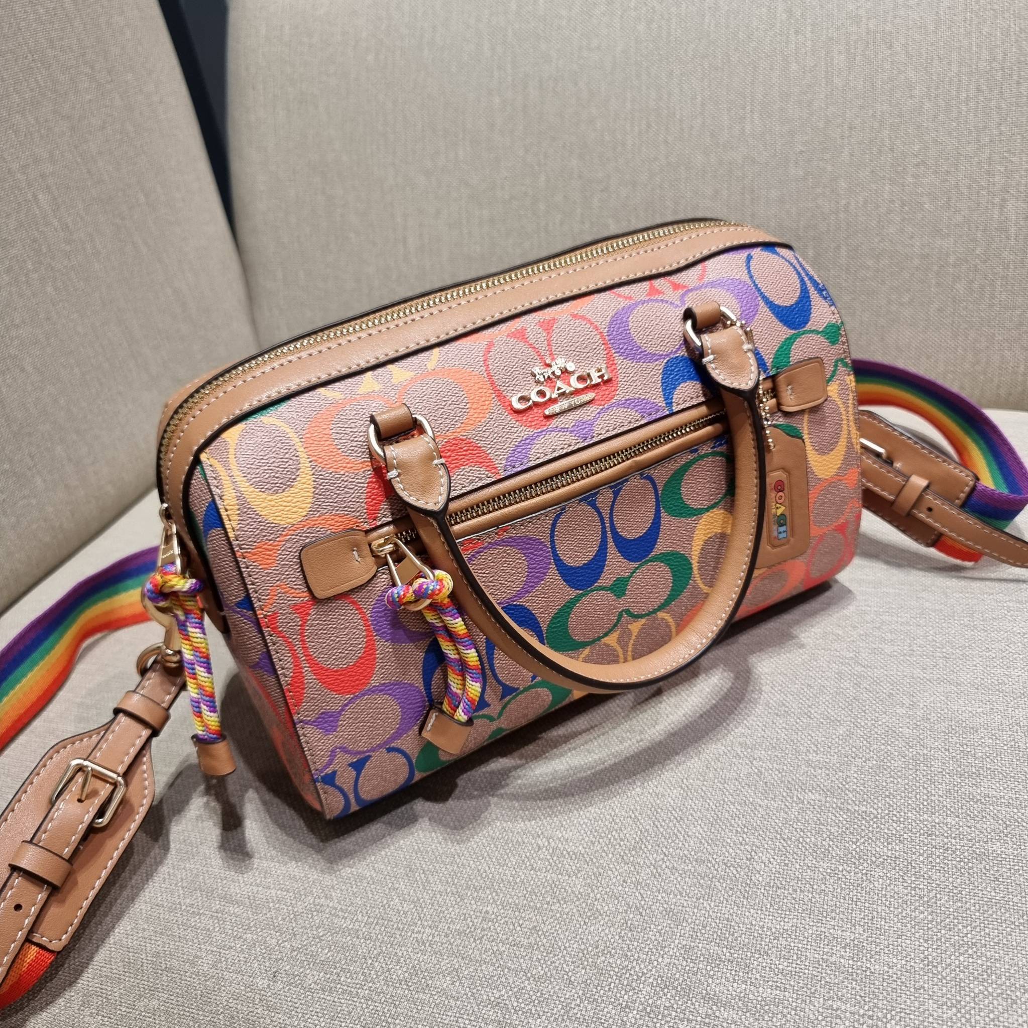 COACH C4396 ROWAN SATCHEL IN RAINBOW SIGNATURE CANVAS กระเป๋าทรงหมอนยอดฮิต คอลเลคชั่นที่สวยโดดเด่น ด้วยดีไซน์เรนโบว์ สดใส!! รูปทรงสวยงาม คลาสสิค และใช้งานได้อย่างกระฉับกระเฉง วัสดุหนังแคนวาสเคลือบลาย ทนทาน ภายในโล่งกว้าง มีช่องซิปและแบ่งสัดส่วนได้ลงตัว บอ
