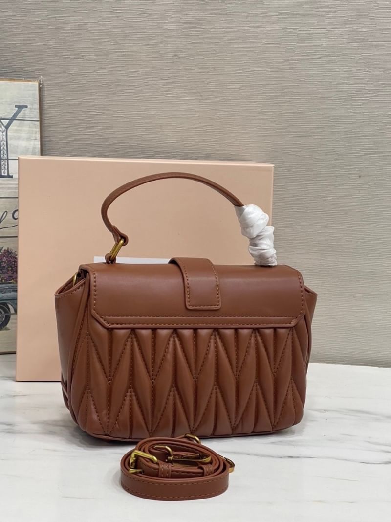 MIU MIU Matelesse Leather Crossbody bag กระเป๋าถือทรงมินิโท้ท พร้อมหูจับใช้งานง่าย และสายสะพายสุดชิค ปรับใช้ได้ตามสไตล์ความชอบได้เลย ดีไซน์เพิ่มดีเทล ด้วยการเดินด้ายเป็นเอกลักษณ์