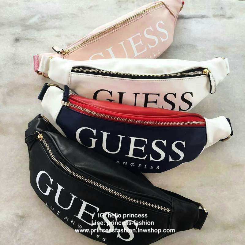 guess fanny กระเป๋าคาดอก สุดฮิตมาแรง ผลิตจากหนัง pu เนื้อนิ่ม ใบกระทัดรัด สายปรับยาวได้หลายระดับ มีซองกันฝุ่น