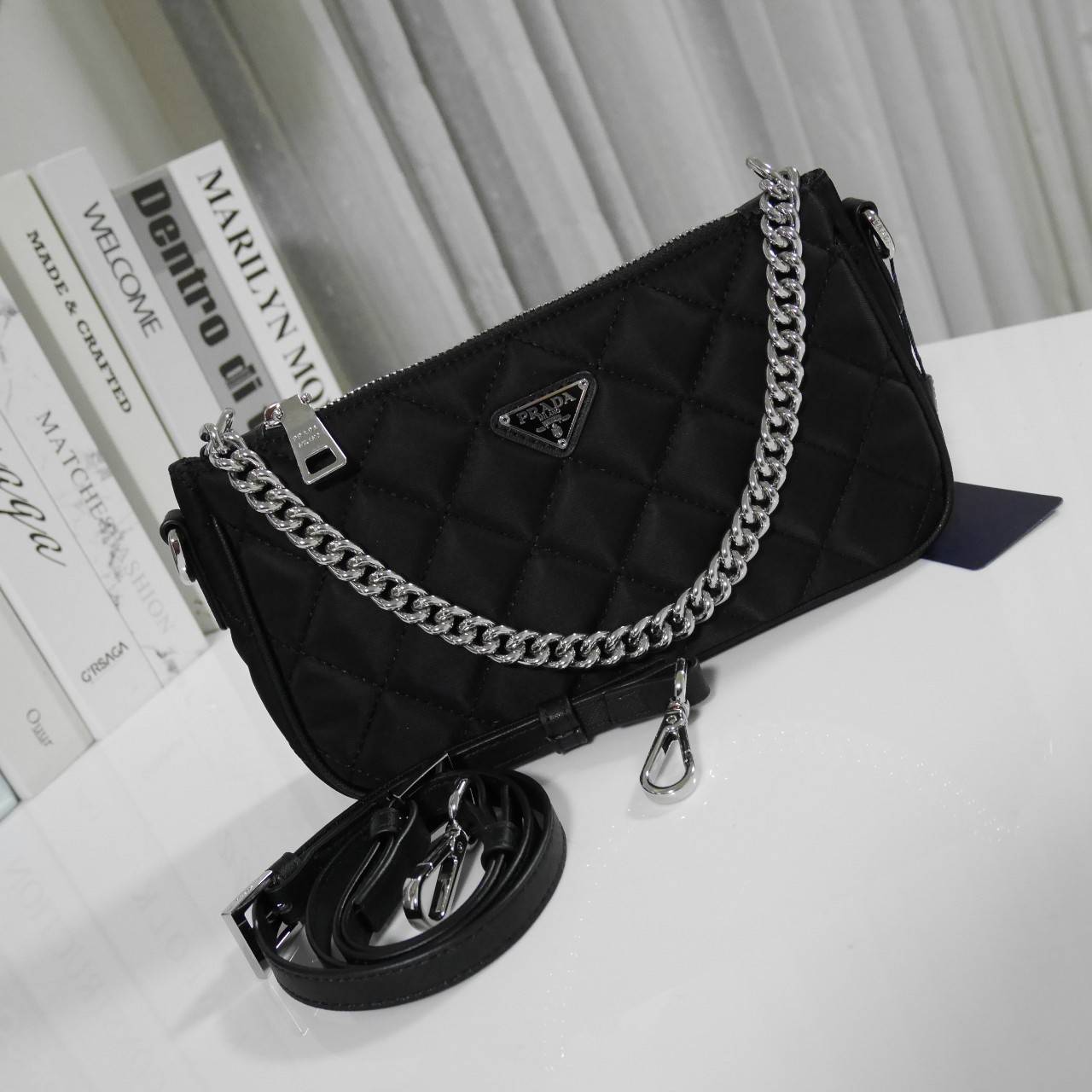 PRADA Tessuto Nylon Crossbody Bag ✨ กระเป๋าผ้าไนล่อนลายตาราง ขนาดกำลังดีกำลังน่ารักเลยค่ะ เหมาะกับการใช้เป็น EVERYDAY LOOK สุดๆ ใบนี้ห้ามพลาดเลย