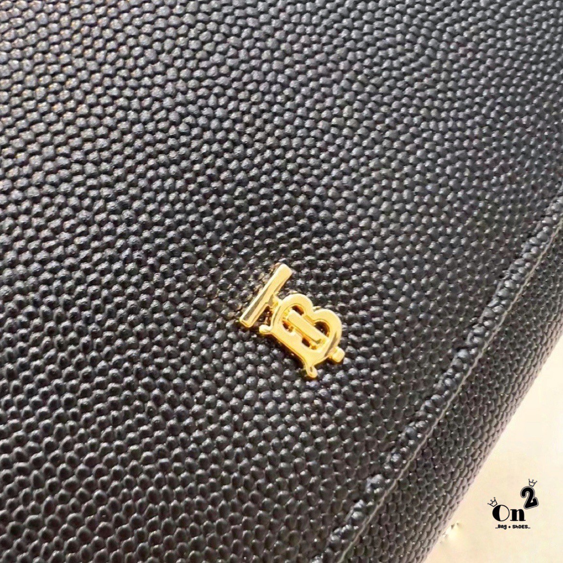 BURBERRY long wallet / BB vintage long wallet กระเป๋าสตางค์ใบยาวแบรนด์หรู เป็นไอเท็มสุดฮิต ติดทุกกระแส แรงไม่เคยตก รุ่น unisex สีไหนใครๆก็ใช้ได้หมด อยู่ที่ใจ!! ❤️ ใบยาวขนาดกำลังเหมาะมือ ถือแล้วขับผิวทุกสี ภายในมีช่องใส่บัตรเยอะ แบ่งสัดส่วนสวย ใส่ธน