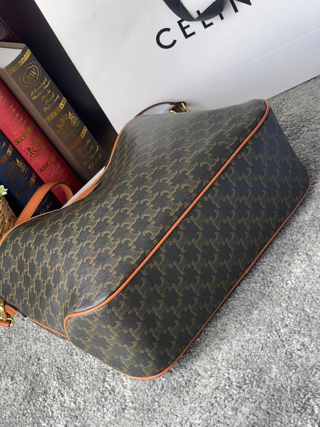 Celine Triomphe Large Shoulder Bag กระเป๋าสะพายรุ่นนี้ก็เป็นอีกหนึ่งใบที่คุ้มค่าคุ้มราคามากสำหรับสาวๆที่ชอบพกพาสิ่งของเยอะ เพราะมีฐานที่ขนาดกว้างเลยทีเดียว ด้วยดีไซน์กึ่งทางการ กึ่งลำลอง จึงใช้งานได้หลายโอกาส ลายtriompheที่โดดเด่นเป็นเอกลักษณ์ หรูหราดูแพง