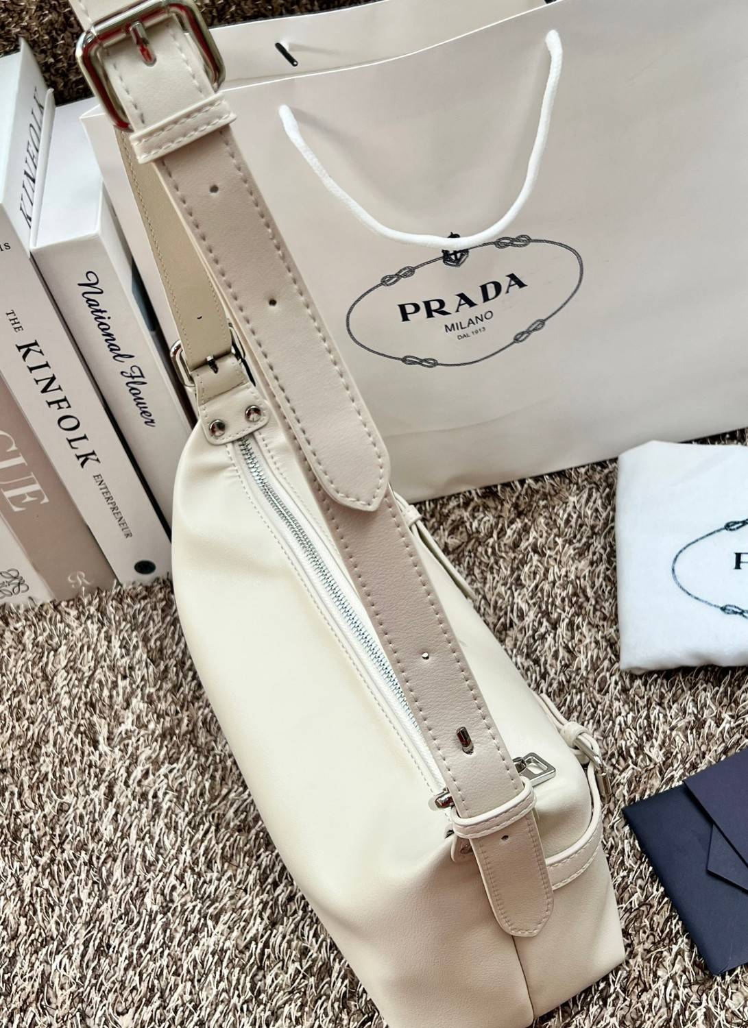 PRADA LEATHER SHOULDER BAG พร้อมส่งที่ไทย 📌เข้าใหม่ สวยหนักมากก จำนวนจำกัดค่ะ! ใบเดียวเอาอยู่ตลอดวันเลยค่ะ!