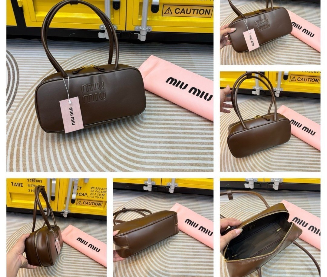 MIU MIU Beau leather bag Small Size กระเป๋าถือ/สะพายสุดชิค รุ่นใหม่หูยาว ถือก็ได้สะพายไหล่ก็เก๋ คูลสุดๆ ดีไซน์เรียบแต่มากมีอยู่จริง สวยดูแพง แมทชุดได้ง่ายสุด มินิมอลมินิใจ หูจับในตัวง่ายและสะดวกพกพา