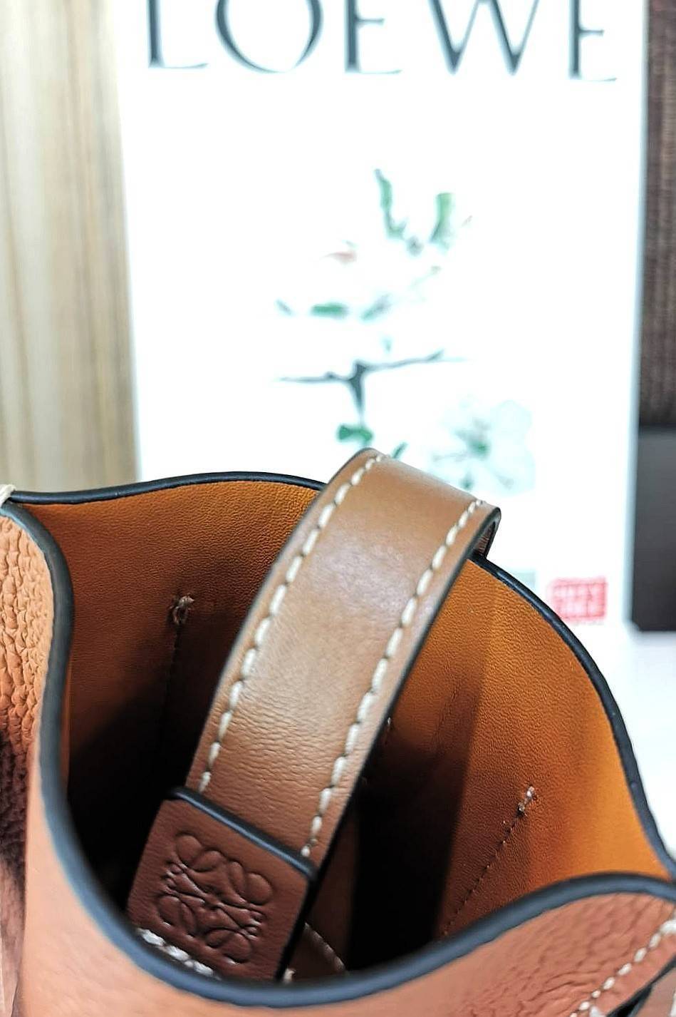 LOEWE MINI CROSSBODY BAG GIFT WITH PURCHASE (GWP) กระเป๋าสะพาย Limited จาก LOEWE วัสดุ Calfskin หนังแท้หนังสวยอยู่ทรงขนาดมินิดีไซน์มินิมอล ภายในโล่งใส่มือถือ บัตร ของจุกจิกได้ ด้านหลังมีช่องใส่ของ พร้อมสายหนังแท้คล้องคอได้ สะพายไหล่ Crossbody ได้ สายเลื่อ