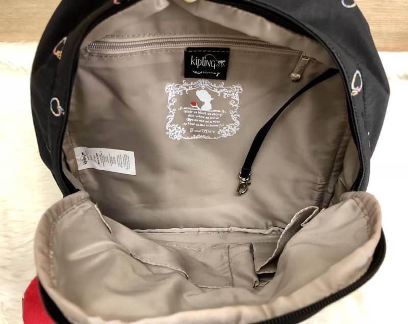 Kipling Disney’s Snow White Paola Satin S (Factory oem HK) กระเป๋าเป้รุ่นใหม่ วัสดุ nylon คุณภาพดี ช่องซิปด้านหน้า มี กระเป๋าลาย apple ปักรูปสโนว์ไวท์อถือแอปเปิ้ลสวย ช่องซิปหน้ากว้าง ใส่สัมภาระได้จุ เปิดปิดกระเป๋าช่องหลัก แบบซิปคู่ อะไหล่อย่างดี ภายในโล่ง