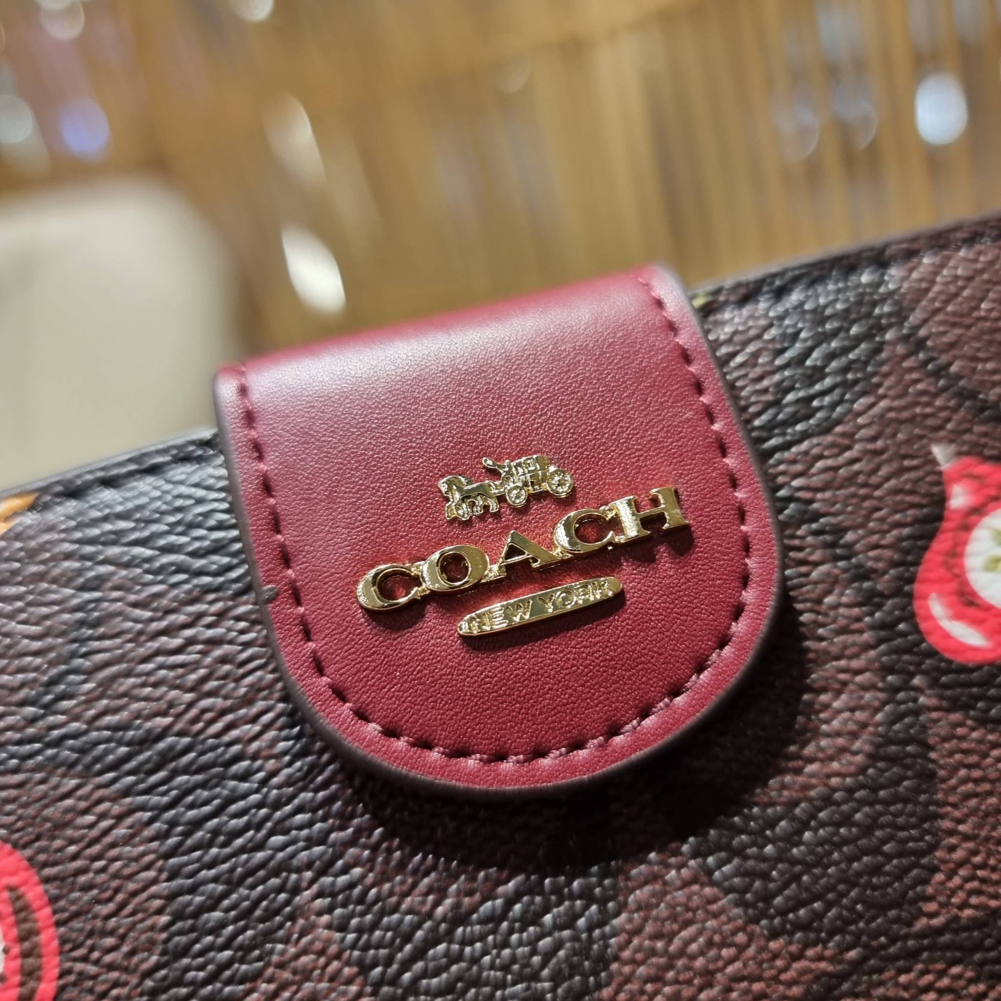 COACH C7414 MEDIUM CORNER ZIP WALLET WITH ORNAMENT PRINT คอลเลคชั่นใหม่ กระเป๋าสตางค์ใบกลาง ดีไซน์ใหม่ สุดหรู คละลายพริ้นท์เต็มใบ น่าใช้ไปอีก วัสดุหนังแคนวาสเคลือบลาย ภายในมีช่องใส่บัตร ใส่ธนบัตรได้ครบ และมีช่องซิปแยก ใบจริงสวยมากๆ แนะนำจ้า ราคาสุดคุ้มครบ