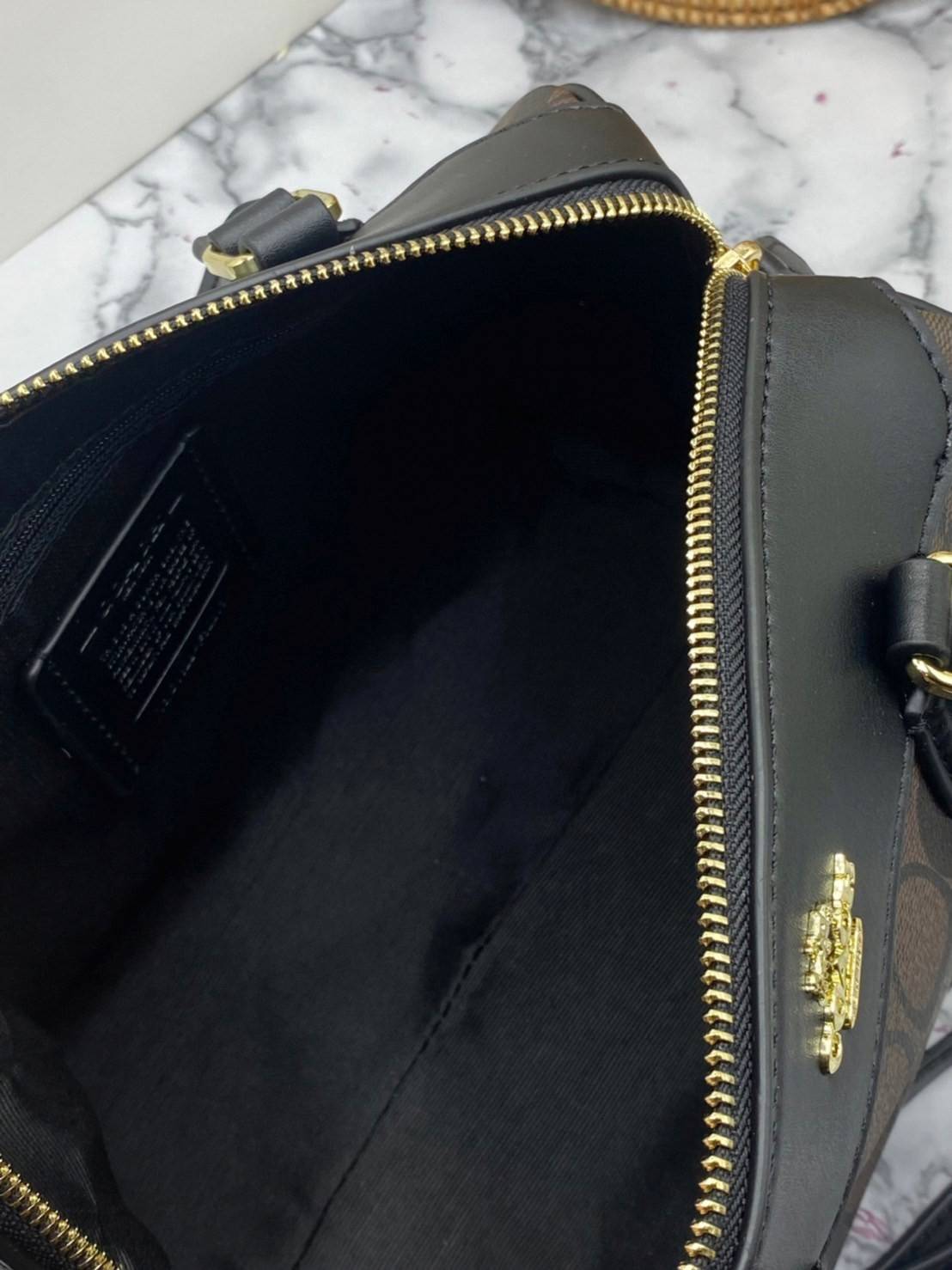 หมอน 9” COACH MINI BENNETT SATCHEL CROSSBODY BAG พร้อมส่ง ทรงฮิตของสาวๆค่ะ!! กระเป๋าถือ//สะพายข้าง จาก coach factory ทรงหมอน วัสดุลายหนังสวย หนังป่องยวบคืนตัวได้ดีมากๆค่ะ ด้านหน้าห้อยพวงแบรนด์ พร้อมมีโลโก้แบรนด์ เปิดปิดกระเป๋าด้วยซิป ภายในกว้าง ใส่กระเป๋า