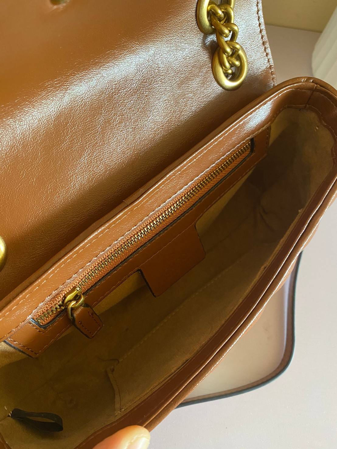 VIP GIFTbag 】GUCCI GG Marmont small brown leather shoulder bag ราคานี้หนังแท้คือคุ้มมากเลยค่าสาวๆ ต้องจัดแล้วน้าา ยกระดับความหรูให้กับตัวเองกันหน่อย ด้วยกระเป๋ารุ่นนี้!! ครอสบอดี้ที่ดีไซน์หรู อัพเลเวล ในราคาที่จับต้องได้ พร้อมเสิร์ฟความสวยตรงถึงบ้านแล้วจ้