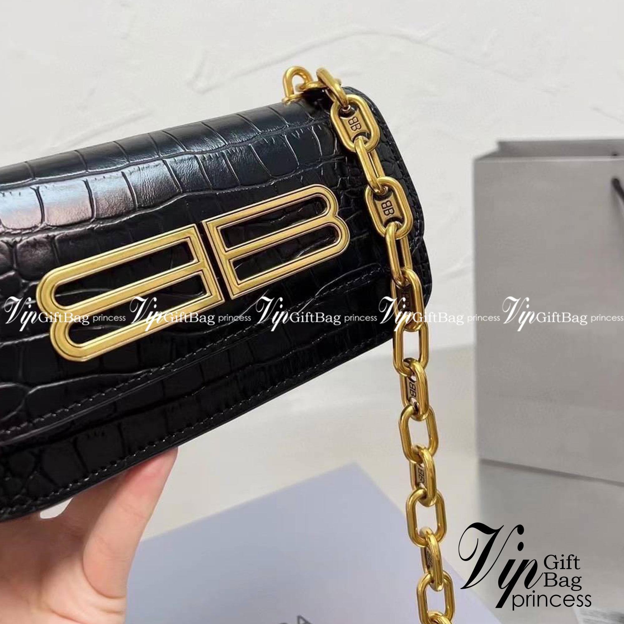 BALENCIAGA BB Logo Crocodile Embossed Leather Wallet on Chain กระเป๋าสะพายขนาดมินิน่ารัก หนังสวยลาย Croc พร้อมสายสะพายโซ่ปั้มแบรนด์ BB สวยหรูมากค่ะ เป็นดีไซน์ที่สามารถใช้ได้นาน ๆ เข้าได้กับทุกลุคอีกด้วยนะ