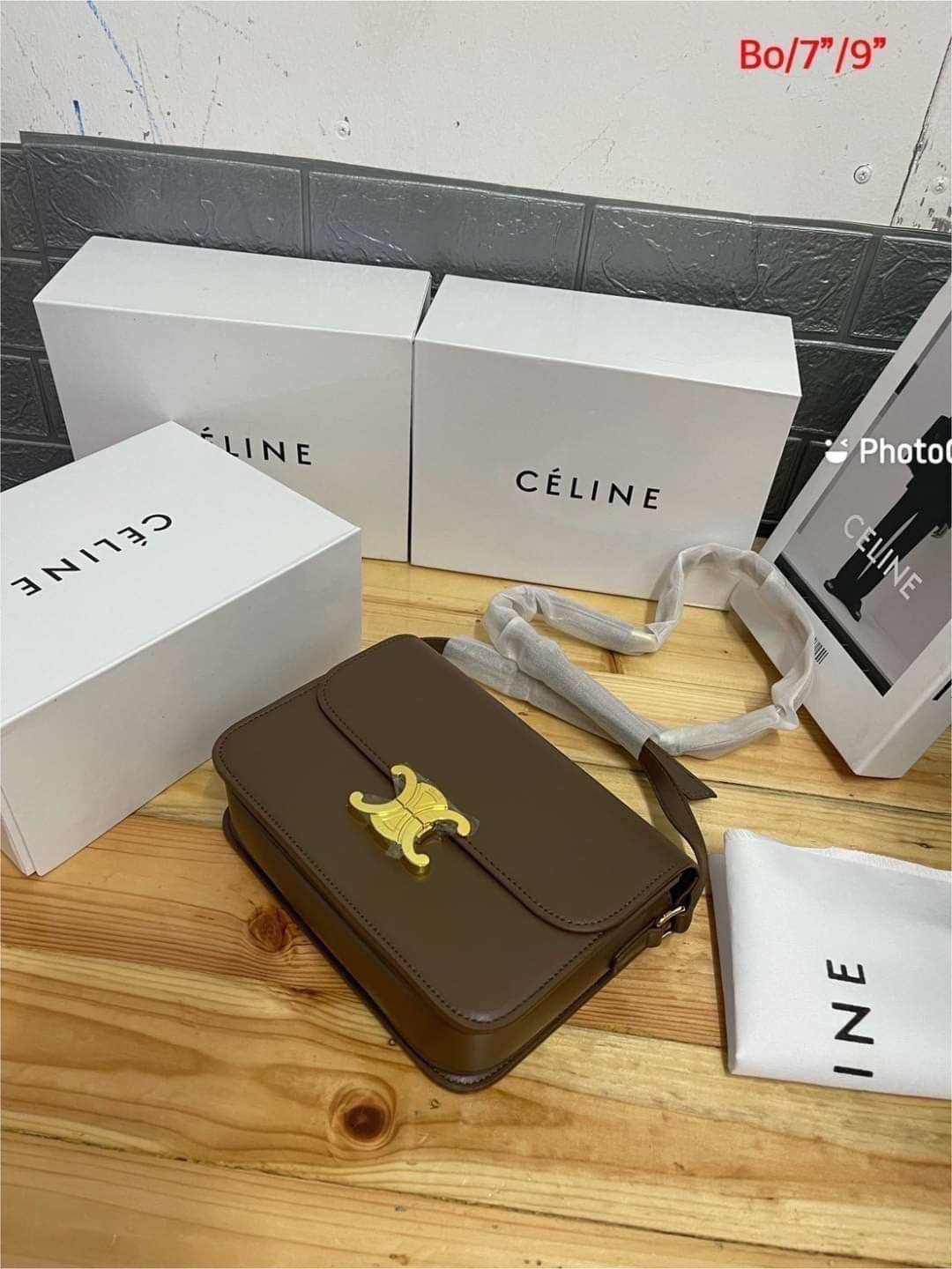 CELINE CLASSIQUE TRIOMPHE BAG / Celine Teen Triomphe Bag / Celine Bag พร้อมส่ง กระเป๋าแบรนด์หรูที่ควรมีแห่งปี รูปทรงสี่เหลี่ยมรุ่นฮอตฮิตของเหล่าดาราและเซเลบทั้งหลาย ดีไซต์เรียบหรู