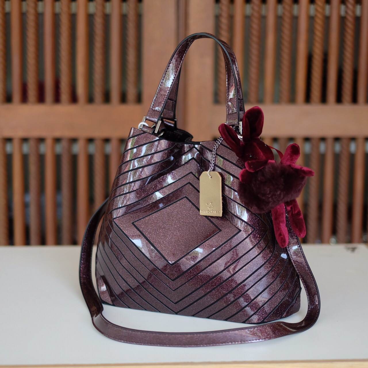 สีใหม่ Cranberry สวย มาก ตัวกระเป๋ามี กลิ้ตเตอร์ วิ้งๆ ทำให้โดดเด่น ลาย Limited edition หายาก 👍ปรับทรงได้ 2 แบบ น่ารักมาก สวยที่สุด มาพร้อมกระต่ายเข้า set เลิศคะ กระเป๋า จากแบรนด์ David Jones กระเป๋าสะพายข้างดีไซน์เกร๋มาก สีสวยหรูมาก ขนาดกะลังดีเล