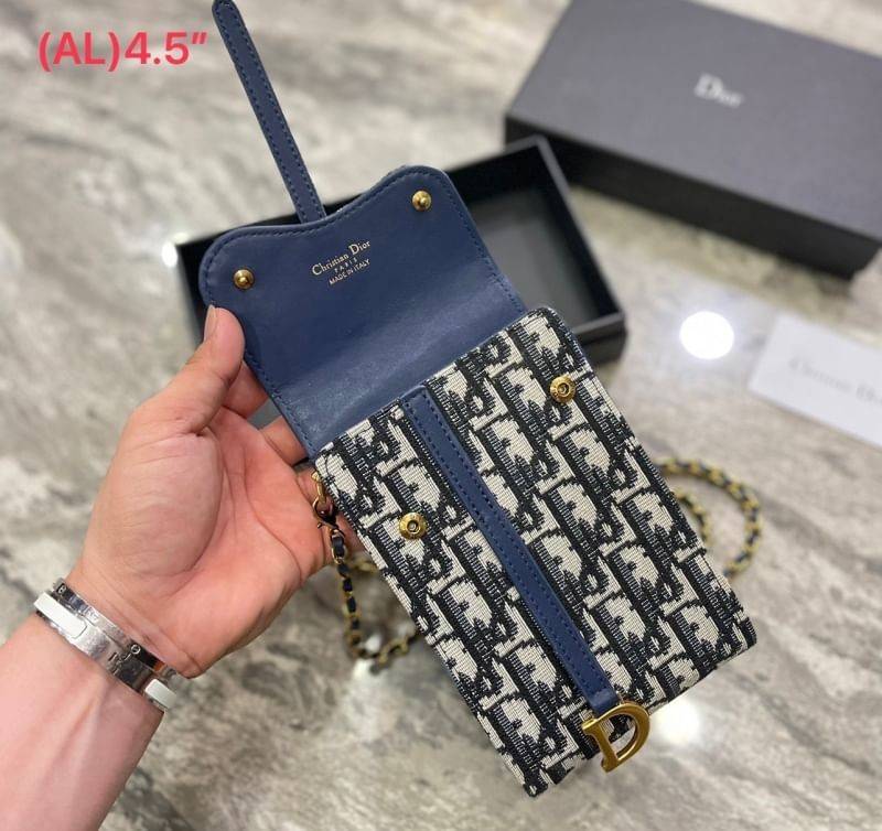 DIOR Phone Bag / DIOR Vertical Saddle Pouch Blue Dior Oblique Jacquard กระเป๋าใส่โทรศัพท์เอกลักษณ์ของความหรู สายสะพายโซ่อะไหล่ทองสวยงาม ด้านหน้าโดดเด่นด้วยซิกเนเจอร์แบรนด์ เป็นอีกหนึ่งรุ่นที่ดาราเชเลปใช้กันเยอะ แนะนำค่ะ