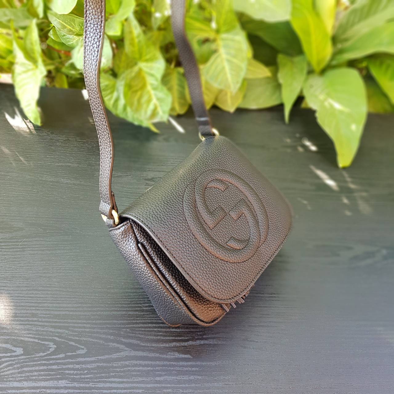 GUCCI Soho small leather disco bag กระเป๋าสะพายครอสบอดี้ทรงสวย ขนาดกำลังดี ใช้งานง่าย เข้าได้กับทุกลุค สายหนังยาวปรับระดับได้ตามการใช้งาน