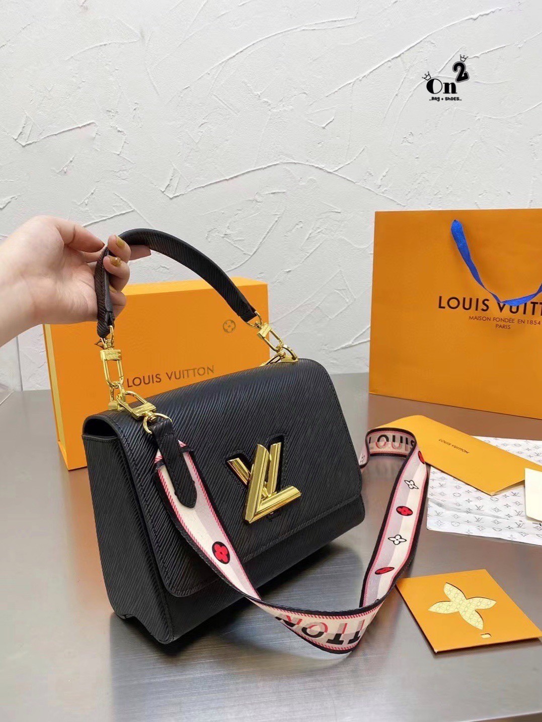 LOUIS VUITTON Twist Shoulder Bag MM / LV Twist MM ที่สุดของความสวยคลาสสิคย้อนยุค กระเป๋าสะพายที่มีลูกเล่น เพิ่มดีเทลให้น่าใช้งาน ด้วยสายสะพายแบบสปอร์ต ที่ปรับเปลี่ยนใช้ได้หลากหลาย วัสดุหนัง epi สวยคม ทนทาน ลวดลายเส้นไม้ แบบไม่มีใครซ้ำ เลิศๆไปอีกกับโลโก้สี