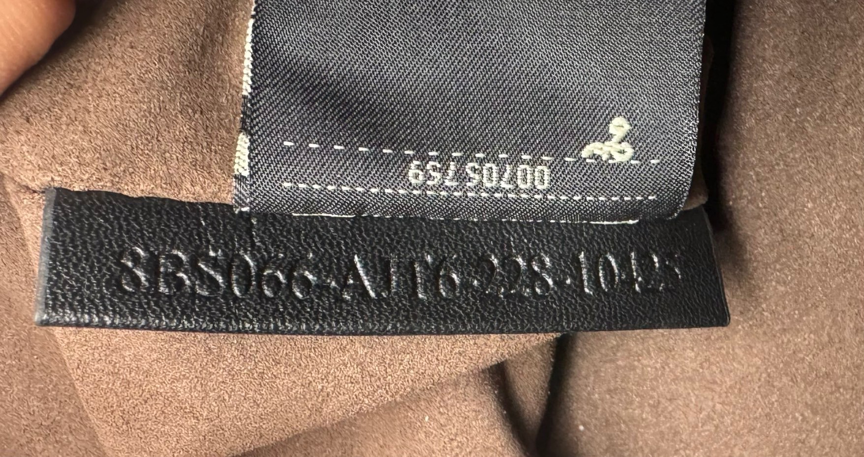 FENDI Medium By The Way Selleria Shoulder Bag กระเป๋าสะพายรุ่นใหม่ล่าสุด รูปทรงใช้งานง่าย โมเดิร์นและหรูหราขึ้น สไตล์ไม่ซ้ำภายในโล่งกว้าง ใส่ของสำคัญได้สบายๆ