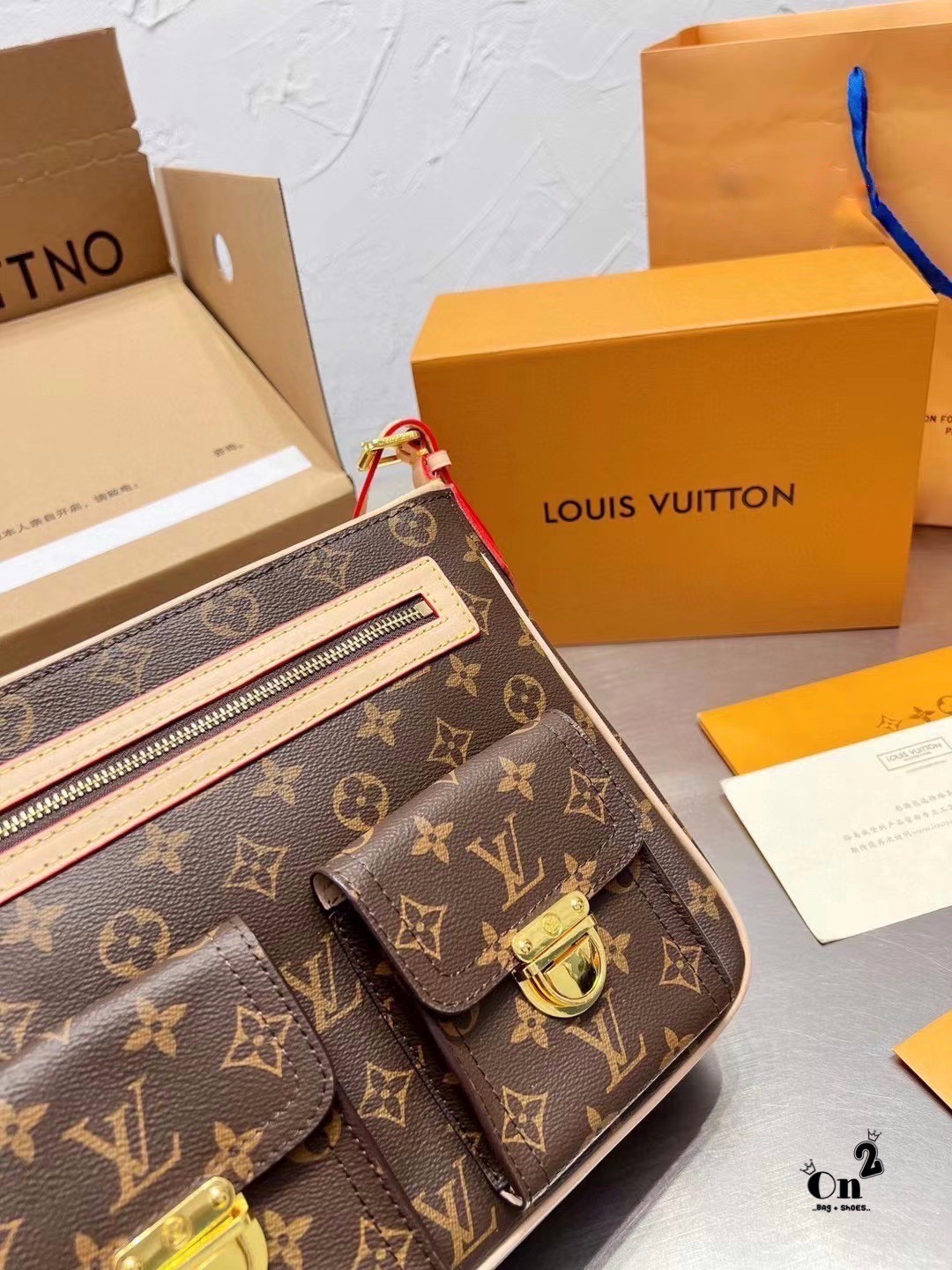 LV Hudson GM Monogram กระเป๋าสะพายสุดเท่ห์ไม่ซ้ำใคร Unisex ขนาดกำลังดี รูปทรงสวย ด้านหน้าโดดเด่นด้วยสกรีนโลโก้แบรนด์ วัสดุแคนวาส ผสมหนังแท้ ด้านในโล่งกว้าง มีช่องแยกย่อยไว้เก็บของสำคัญได้อย่างเป็นสัดส่วน จุของได้เยอะ พร้อมสายสะพาย ปรับระดับได้ตามการใช้งาน