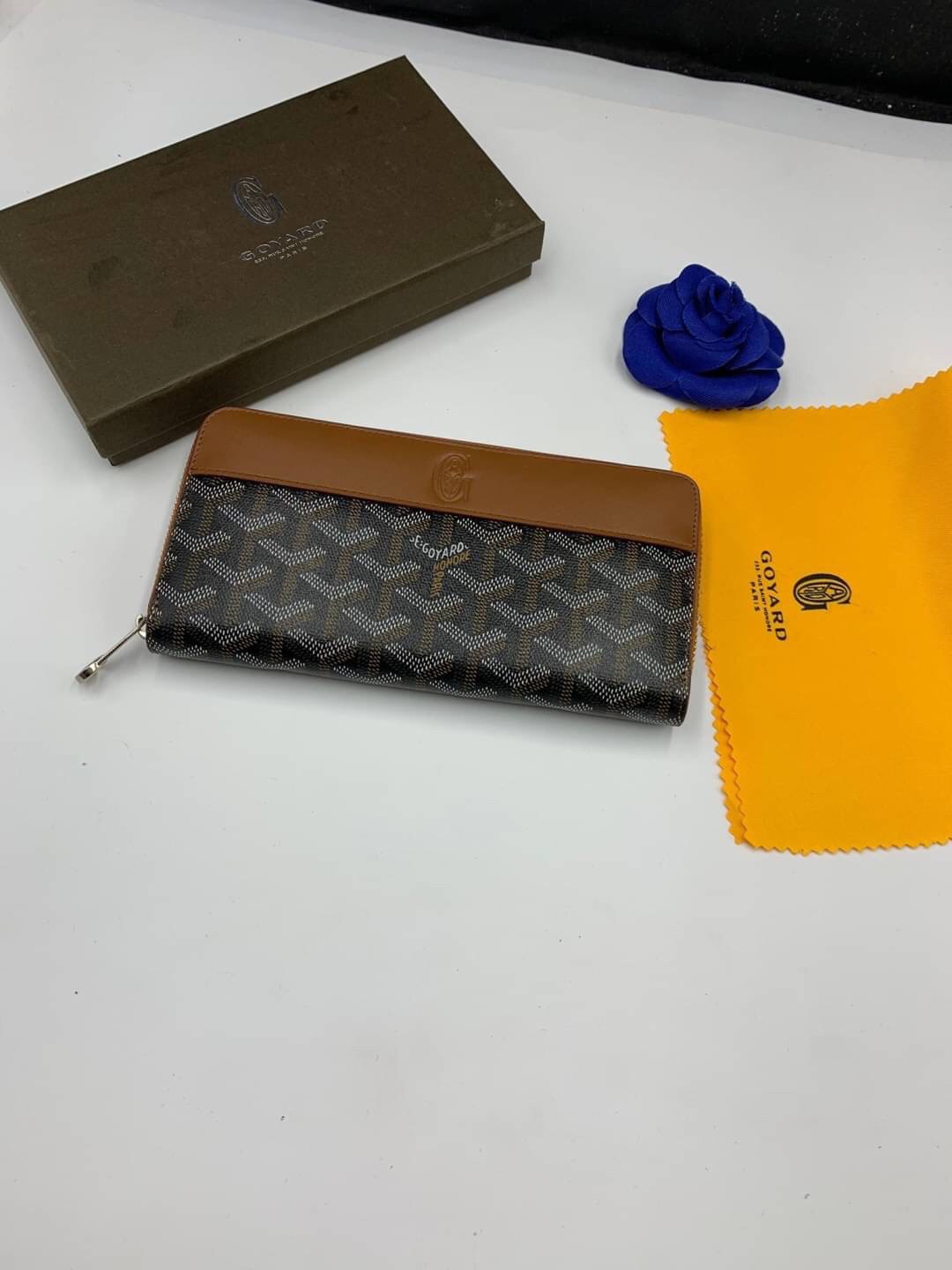 VIP GIFT 】GOYARD round zipper Matignon Long Wallet กระเป๋าสตางค์ซิปรอบใบยาว พร้อมส่ง 6 สี เหมาะกับการใช้งานทุกรูปแบบ นอกจากเพิ่มความมั่นใจแล้ว ยังทำให้ชีวิตของเราง่ายขึ้นอีกด้วย โดยการเปิดปิดแบบซิปรอบ สามารถใส่ธนบัตร เหรียญ บัตรต่างๆได้หลายใบเลยทีเดียว ขน