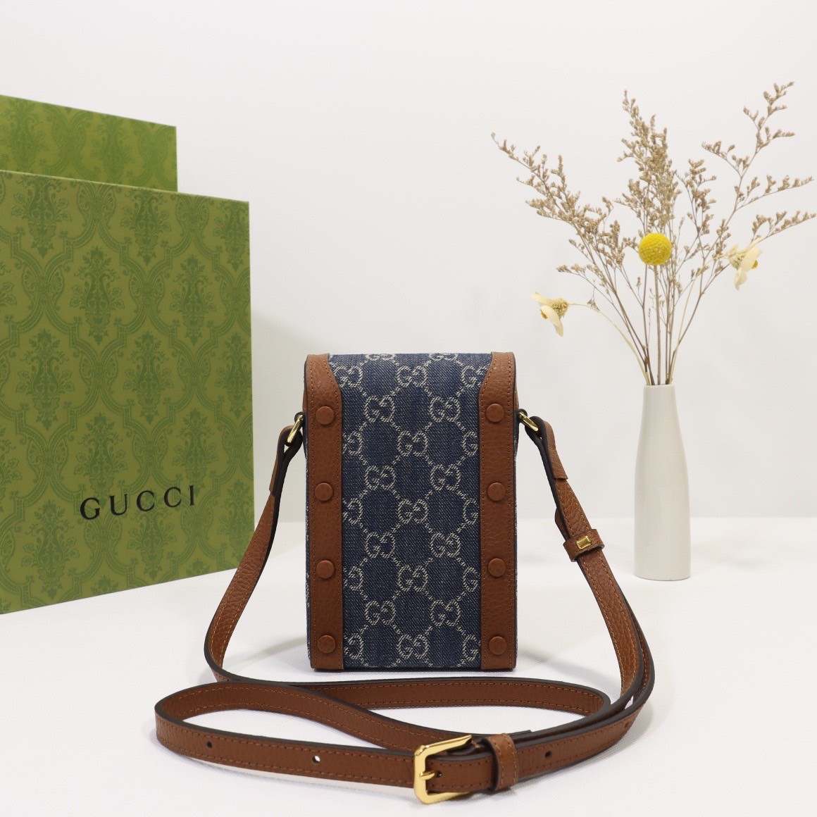 Gucci Horsebit 1955 mini bag / Gucci Phone Bag ออริจินอล เกรดสลับใช้แทนใบจริงได้ รุ่นยอดฮิต ไซส์มินิ ที่ใครๆก็ต้องรู้จัก!! กับกระเป๋าขนาดมินิในรูปแบบผ้าแจ็คการ์ดสีขาวงาช้างและน้ำเงิน ได้รับแรงบันดาลใจมาจากดีไซน์ดั้งเดิม ซึ่งแอคเซสเซอรี่นี้โดดเด่นด้วยรายละ
