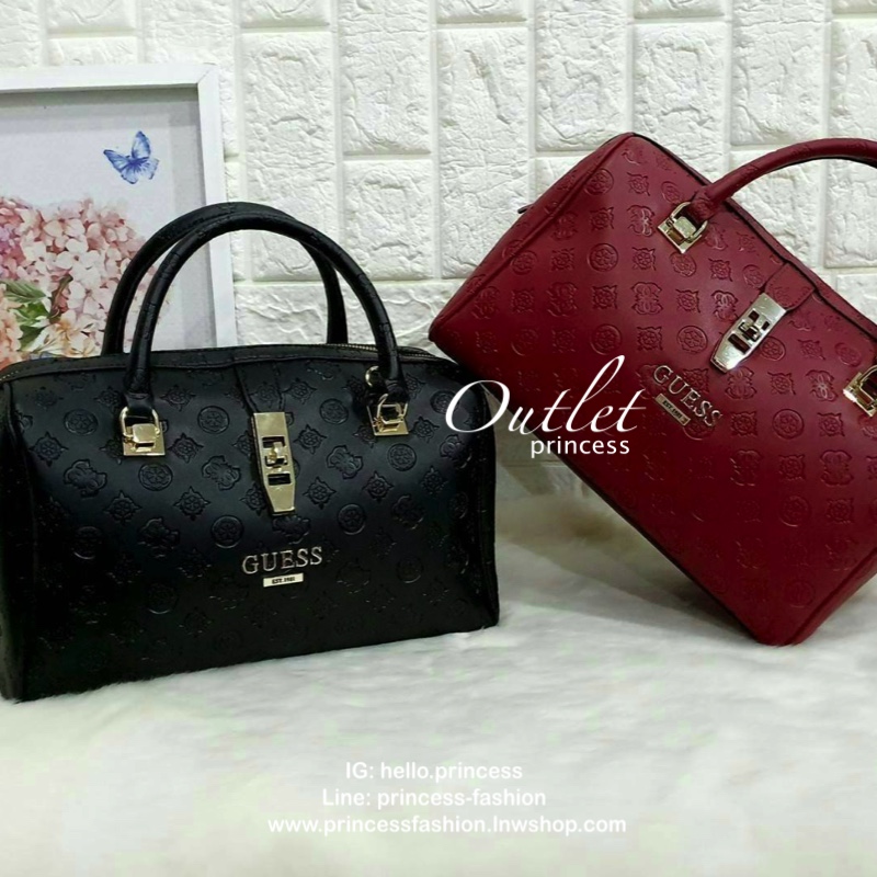 Guess Peony Classic Box Satchel คอลเลคชั่นใหม่สวยหรูจาก Guess กระเป๋าสะพายหนังนิ่มปั๊มแบรนด์รอบใบ ขนาดกำลังดี ฐานกระเป๋ามีหมุดรองฐานกันรอย หัวซิปปั๊มแบรนด์ ภายในกว้างจุของได้เยอะ มาพร้อมสายปรับและถอดออกได้ พร้อมส่ง 4 สี สวยทุกสี พลาดไม่ได้กับสาวยุคใหม่เลย