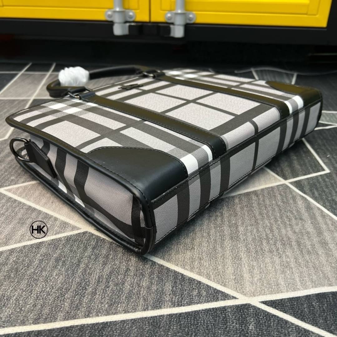 Burberry Men Ainsworth Briefcase / Burberry Newburg Briefcase / Burberry Briefcase Men Bag กระเป๋าเอกสารผู้ชาย กระเป๋าถือแนวนอนกระเป๋าธุรกิจใบใหญ่ สวยงามน่าใช้ จะถือหรือใช้แบบสะพายข้าง ลุคออกมาคือดูดีทีเดียว สินค้าแนะนำ