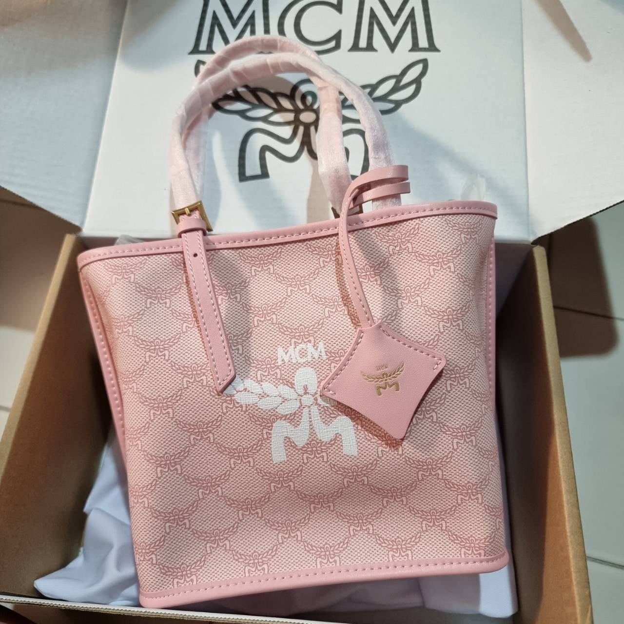 M.C.M MINI HIMMEL SHOPPER IN LAURETOS คอลเลคชั่นใหม่ พร้อมสีใหม่ ดีไซน์ละมุน น่าใช้มากๆ กระเป๋าทรงช้อปปิ้ง เรียบหรู