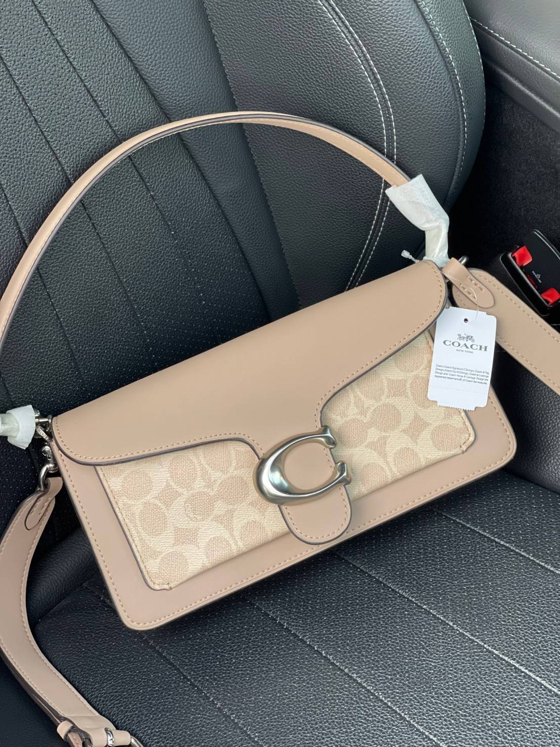 Coach tabby shoulder bag ให้ลุคเก๋ ๆ ด้วยสีและลวดลายคลาสสิกตามแบบฉบับสาว Coach กระเป๋าสะพายไหล่สุดคลาสสิกรุ่นนี้ เป็นรูปทรงสี่เหลี่ยมผืนผ้าที่เข้าได้กับสาว ๆ ทุกสไตล์ หมุดสำหรับเปิดปิดกระเป๋าที่เป็นรูปตัว C ทำให้ได้กระเป๋าที่บ่งบอกความเป็น Coach ได้อย่างส