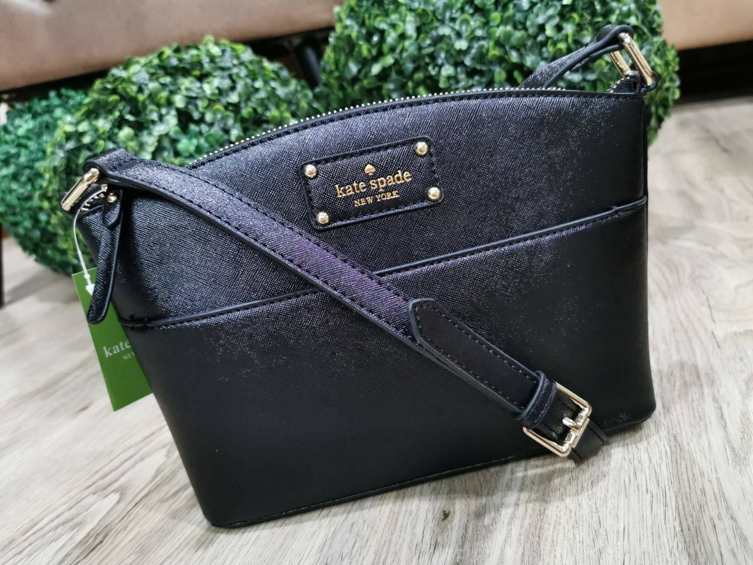 Kate Spade New York Cross Body Bag กระเป๋าสะพายรุ่นยอดนิยมจาก Kate Spade Factory วัสดุหนัง Saffiano สวยหรูอยู่ทรง ด้านหน้ามีโลโก้แบรนด์และช่องใส่ของ เปิดปิดด้วยซิปสะดวกใช้ ภายในมีช่องซิปและช่องใส่ของ รุ่นนี้สามารถใส่กระเป๋าสตางค์ใบยาว มือถือ ของจุกจิกได้เ