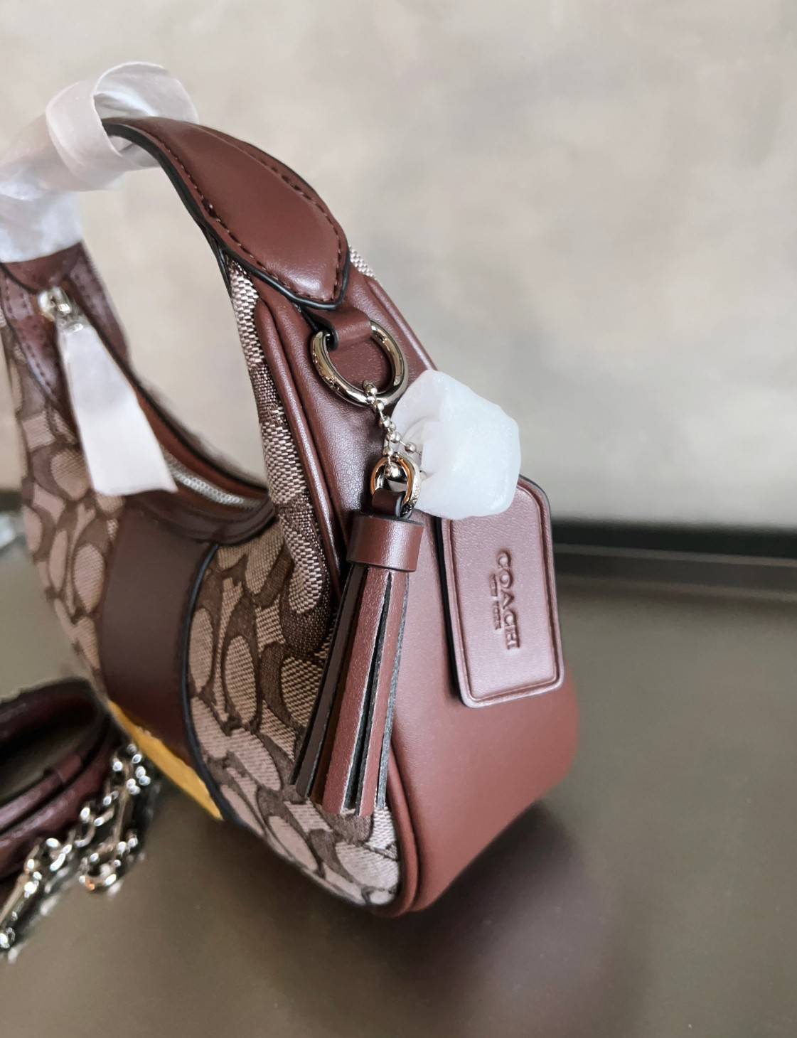 COACH CARMEN MINI CROSSBODY IN SIGNATURE JACQUARD กระเป๋ารูปทรงพระจันทร์โค้งมน น่ารักน่าใช้มากๆ!! เกรดท็อปออริ เกรดดีสุด สลับแท้ 1:1 ใช้ต่างประเทศได้