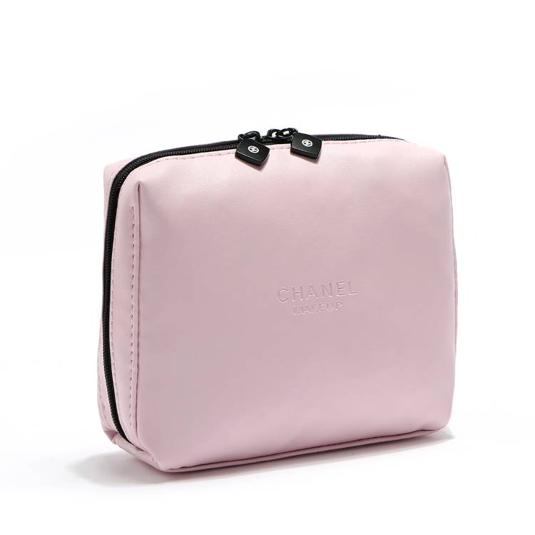 New Cute!! 🦄🦄 งานน่ารัก ชาแนลเค้าจัดให้อีกแล้วคะ กับ Chanel Mini Cosmetic bag กระเป๋าเครื่องสำอางค์ขนาดเล็ก ของแถมจากเครื่องสำอางค์ CHANEL MAKEUP ของแท้100% ตัวกระเป๋าเป็น หนัง pu สีชมพูอ่อนทั้งใบ ที่หัวซิปมีโลโก้ชาแนลสีชมพู ปั้มแบรนด์บนหน