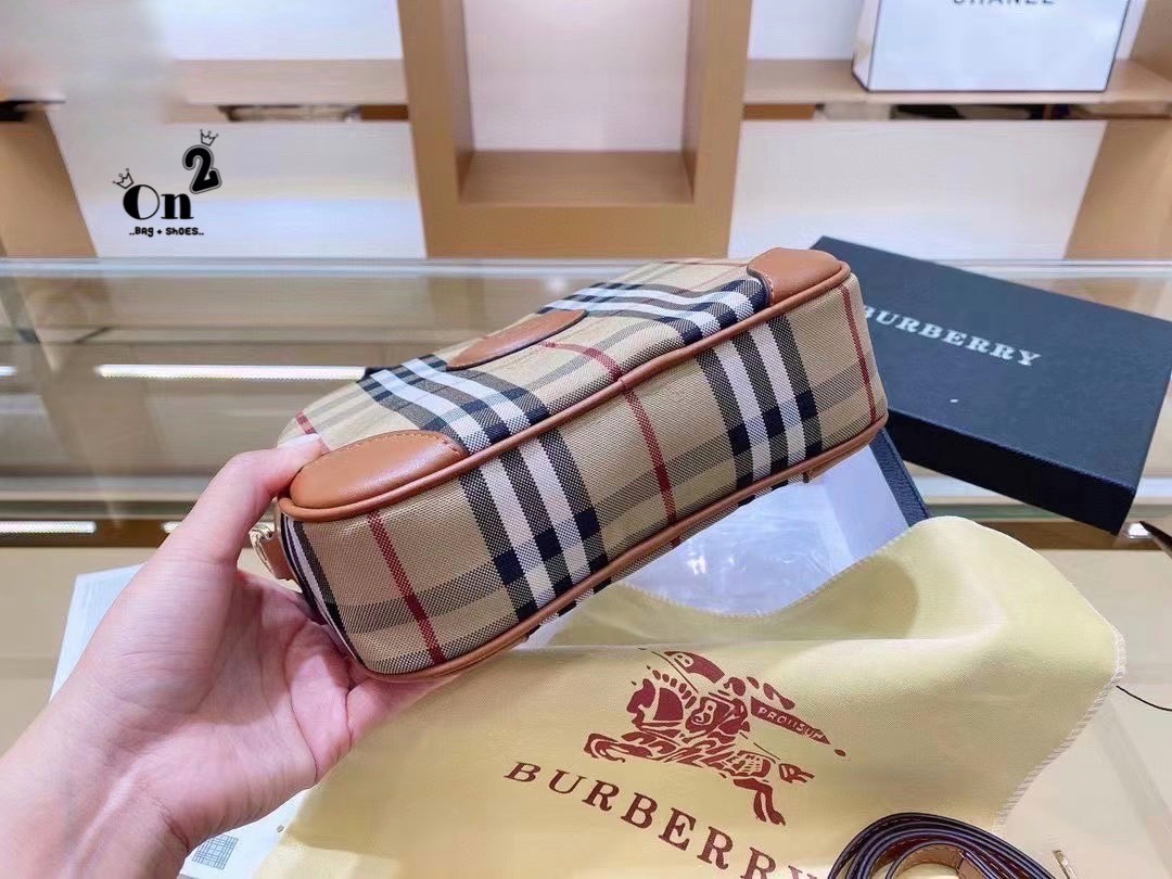 BURBERRY CROSSBODY VINTAGE BAG กระเป๋าสะพายทรง camera ซิปบน ลายซิกเนเจอร์แบรนด์ มาพร้อมสายสะพายยาวครอสบอดี้ งานสวยเป๊ะปั๊มทุกจุด สวยอยู่ทรง เปิดปิดด้วยซิปยาว ภายในมีช่องแบ่งเป็นสัดส่วน สามารถใส่มือถือ iphone เงิน ของจุกจิกได้ สายสะพายหนังยาวปรับระดับได้ อ