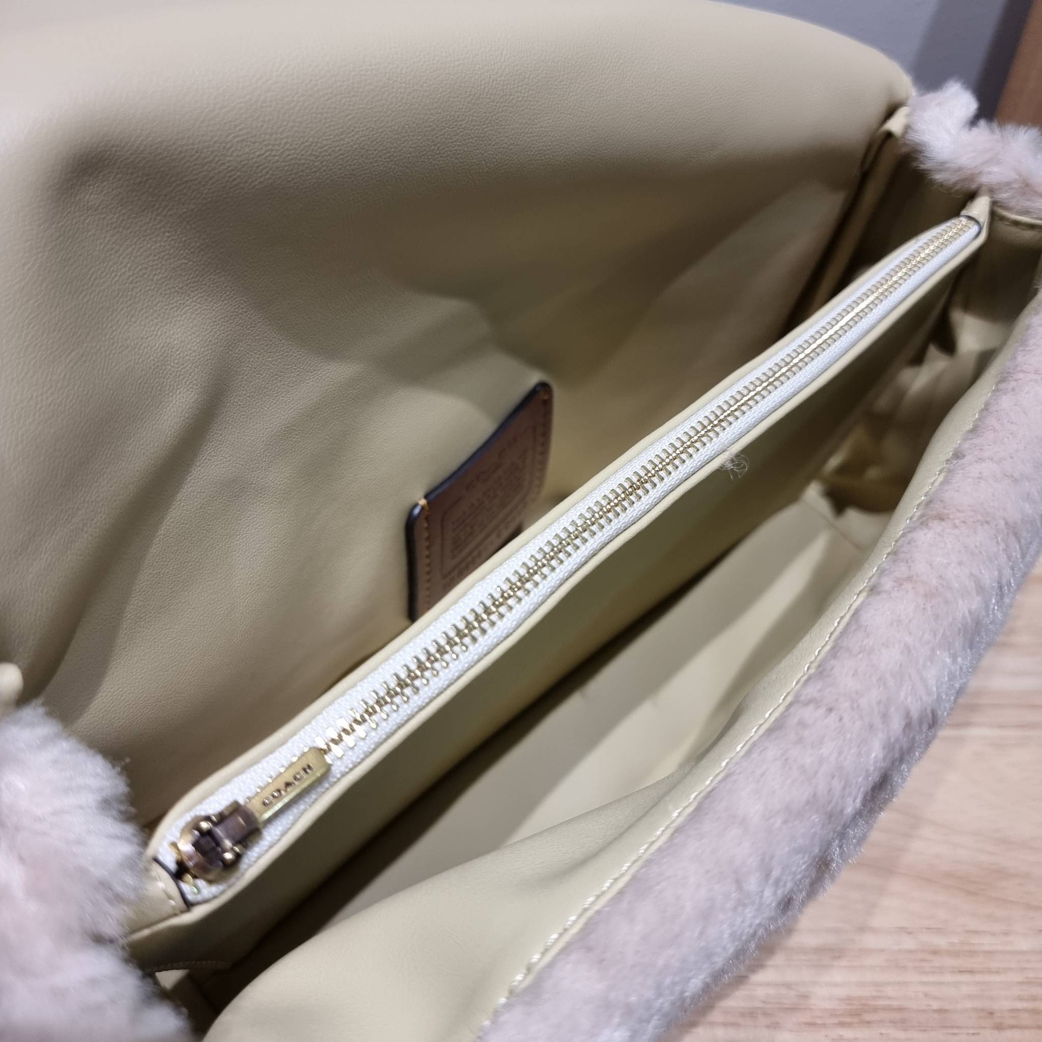 Coach pillow tabby shoulder bag 26 in shearling / COACH LEATHER COVERED C CLOSURE CC445 ใหม่ล่าสุดต้อนรับฤดูหนาว กับคอลเลคชั่นคุณหนู กระเป๋าสะพายไหล่ ดีไซน์วินเทจย้อนยุคตกแต่งขนรอบใบนุ่มฟู สวยลูกคุณมาก!! เปิด-ปิดด้วยกระดุมแม่เหล็ก รับรองแน่นหนา ภายในเป็นช