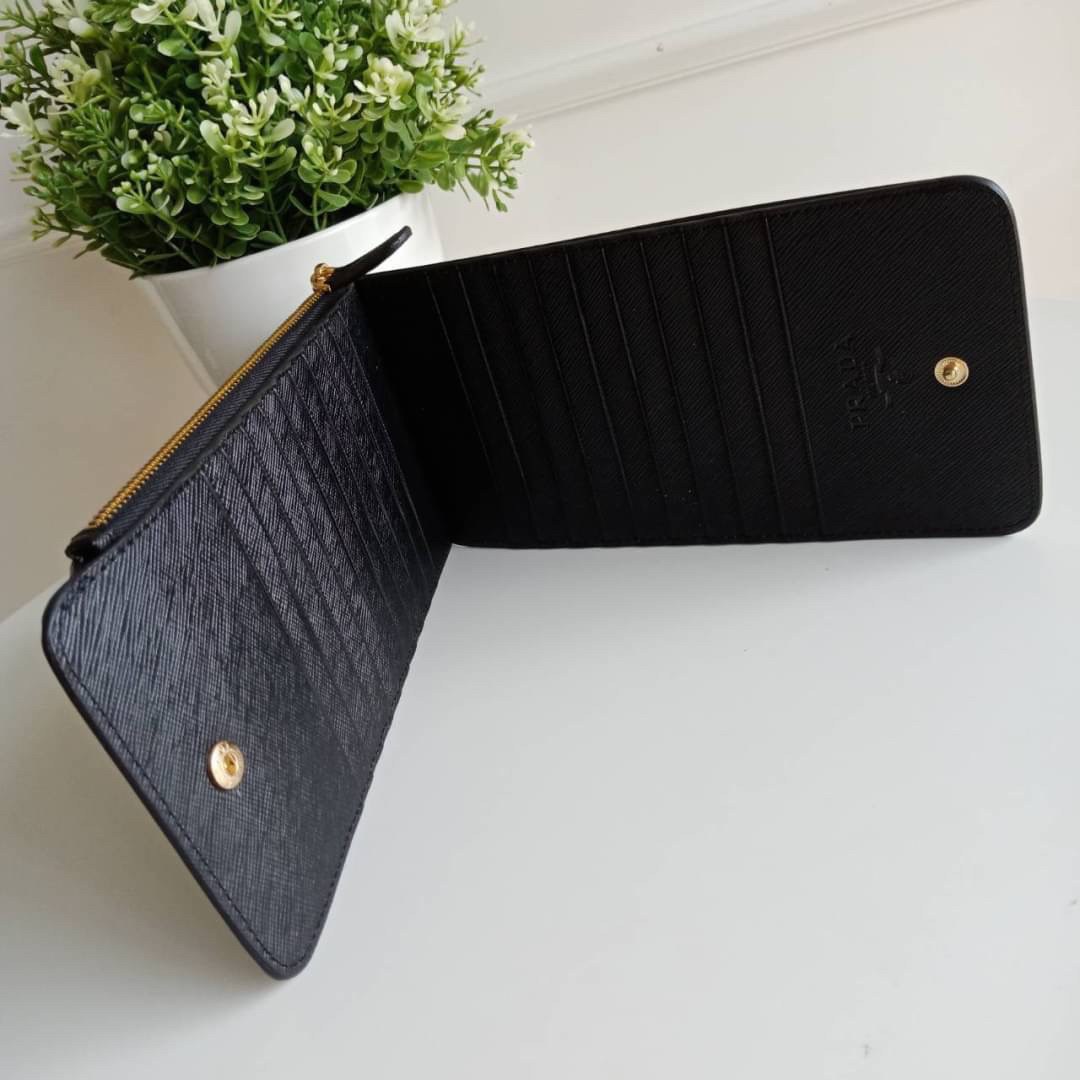รุ่นขายดีเว่อร์วัง♡♡ PRADA LONG WALLET *สำหรับคนชอบใส่บัตรเยอะ กระเป๋าสตางค์ทรงสวย สะดุดตา หนังสัมผัส Safiano จากแบรนด์ PRADA มีช่องใส่นามบัตรมากถึง 16 ช่อง ด้านหน้ามีโลโก้แบรนด์สีทองหร